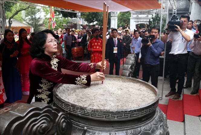 Phó chủ tịch nước Đặng Thị Ngọc Thịnh dâng hương tưởng nhớ công lao của Hai Bà Trưng