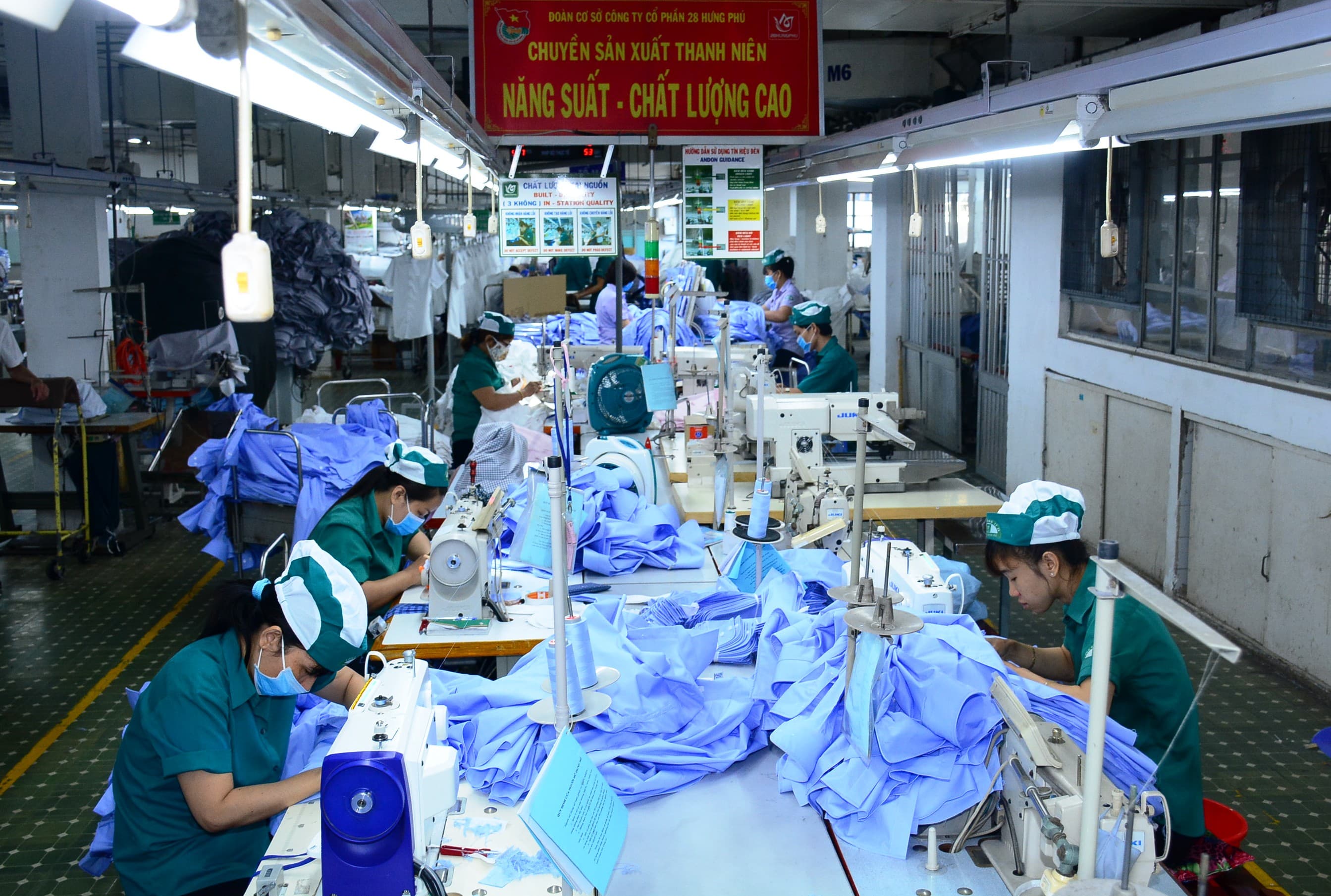 Hăng hái lao động, tăng tốc sản xuất