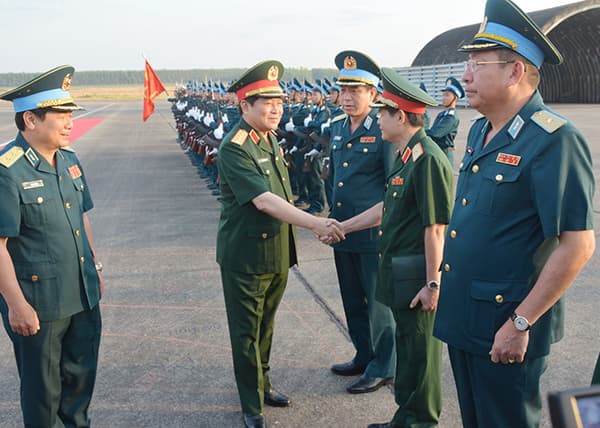 Đại tướng Ngô Xuân Lịch thăm và làm việc tại sân bay Biên Hòa