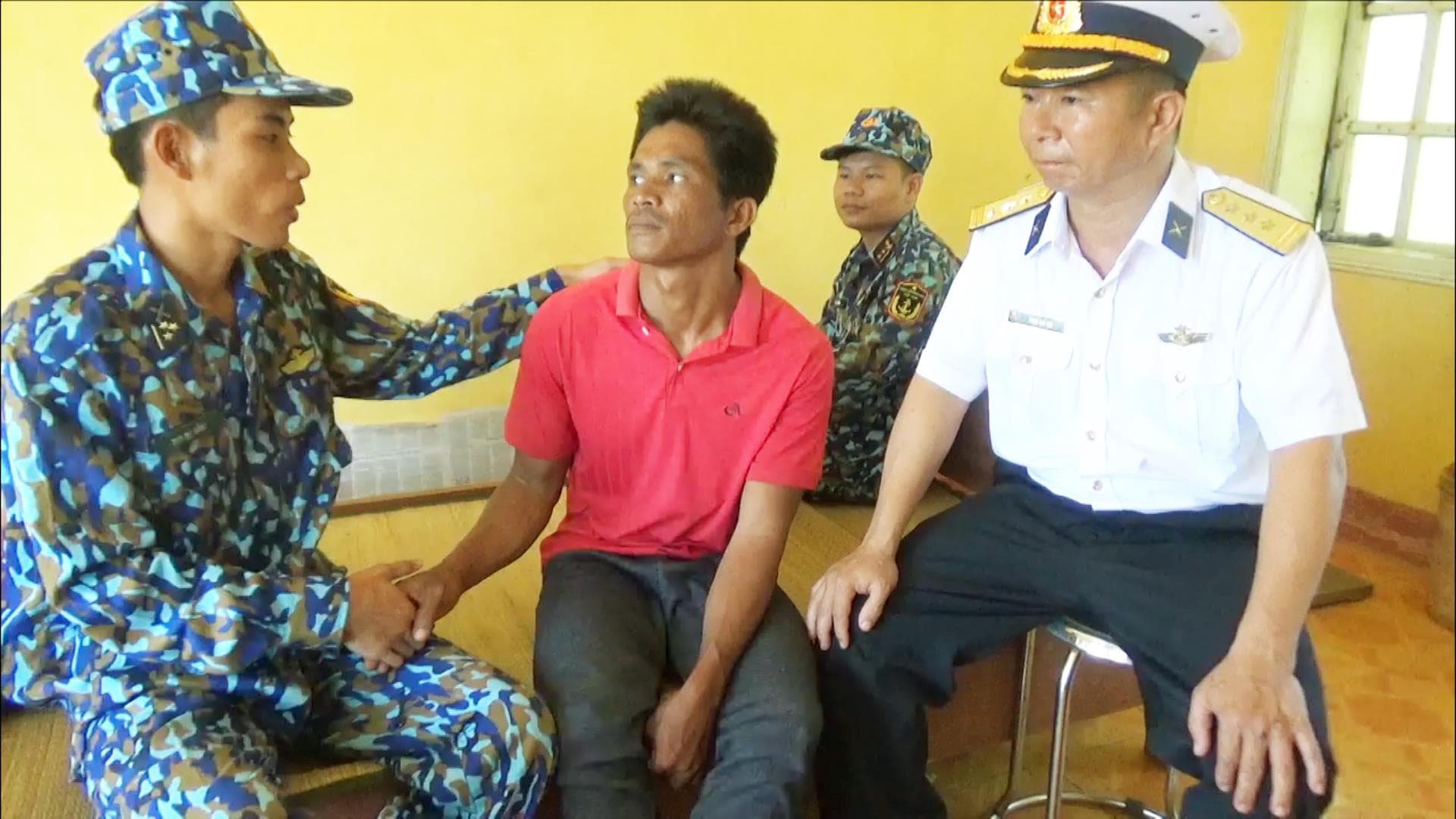 Bàn giao cho Philippines hai ngư dân gặp nạn