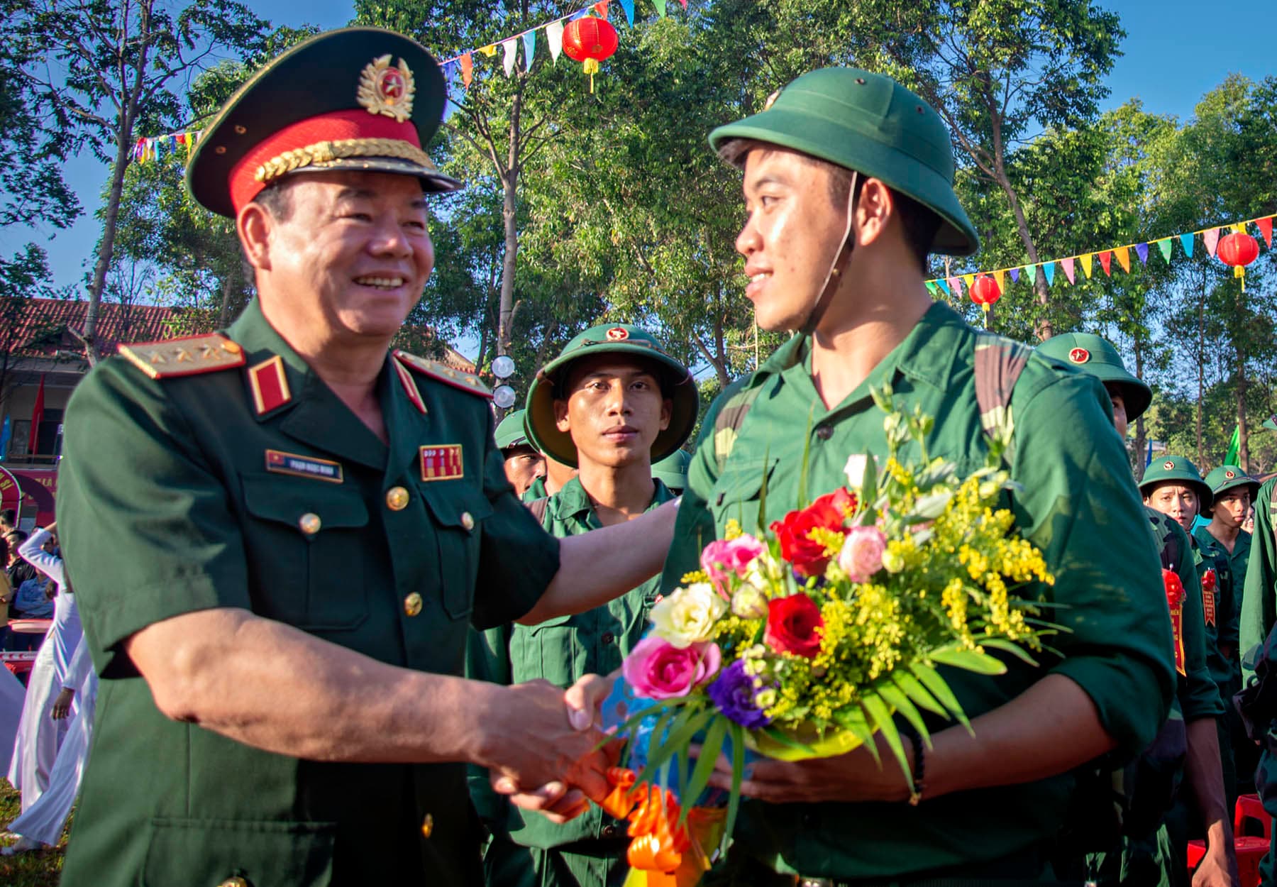 Cả nước tưng bừng mở hội giao, nhận quân