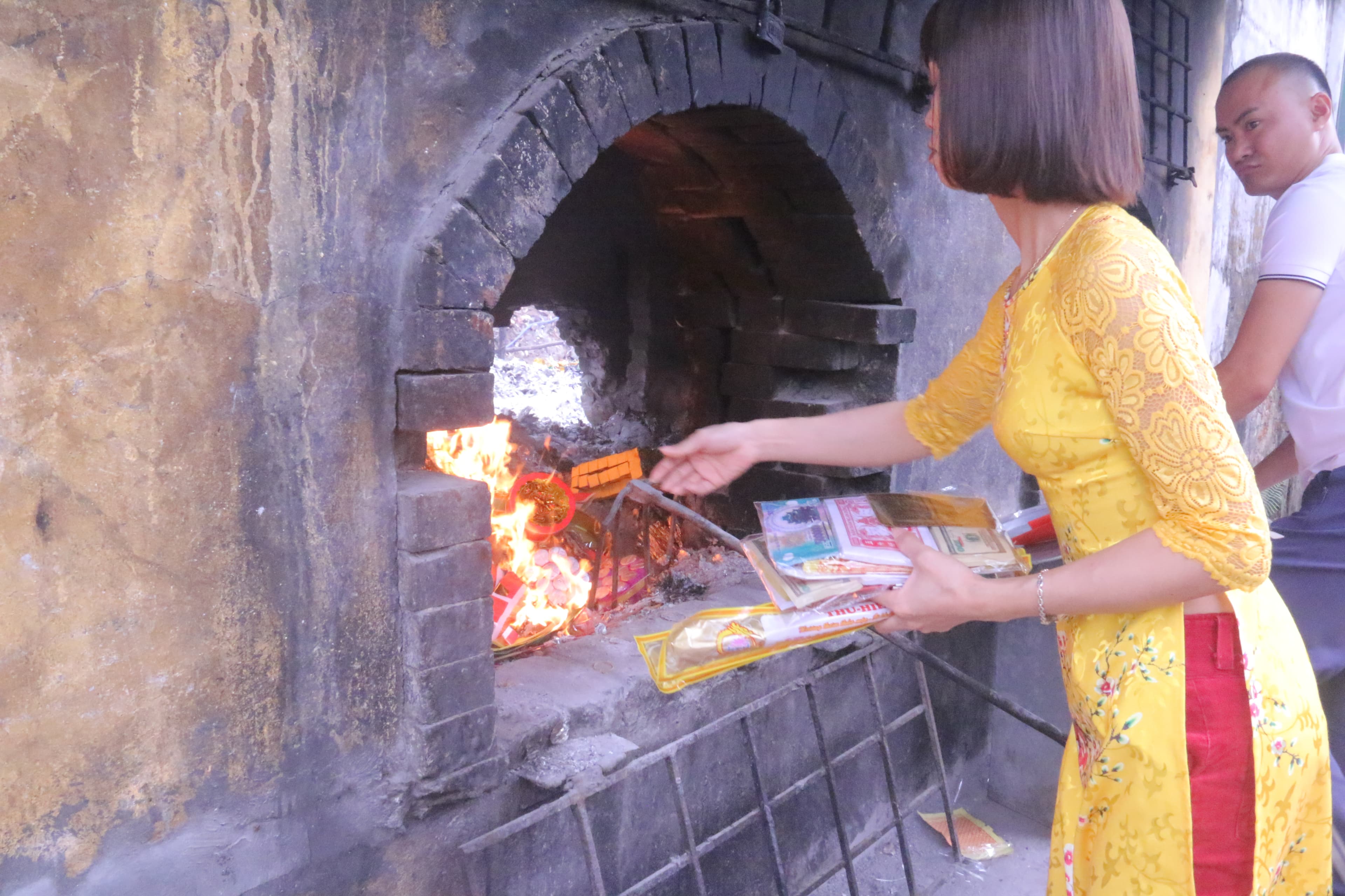 Tình trạng đốt vàng mã tại đền Bà Chúa Kho (Bắc Ninh) đã giảm