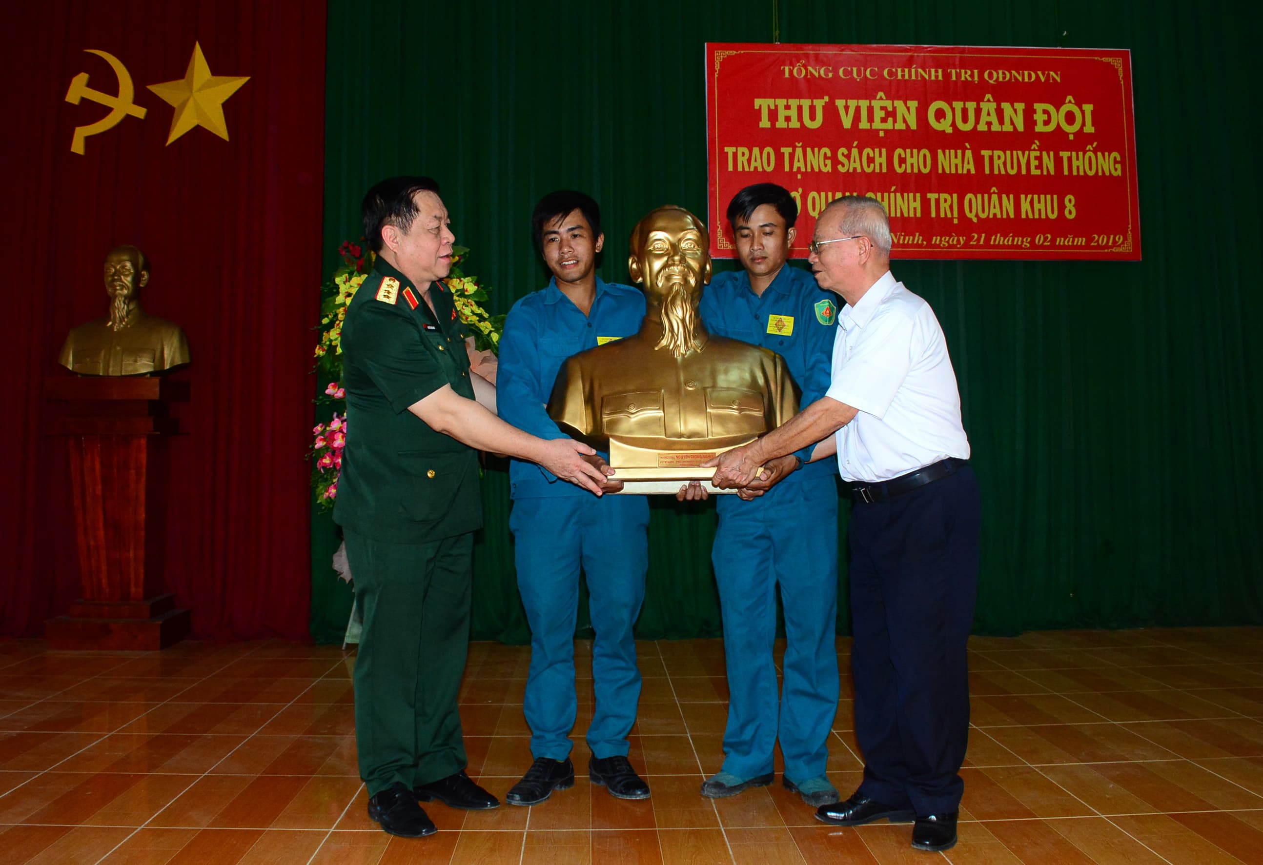 Thượng tướng Nguyễn Trọng Nghĩa trao tượng chân dung Chủ tịch Hồ Chí Minh tặng Nhà truyền thống Cơ quan Chính trị Quân khu 8