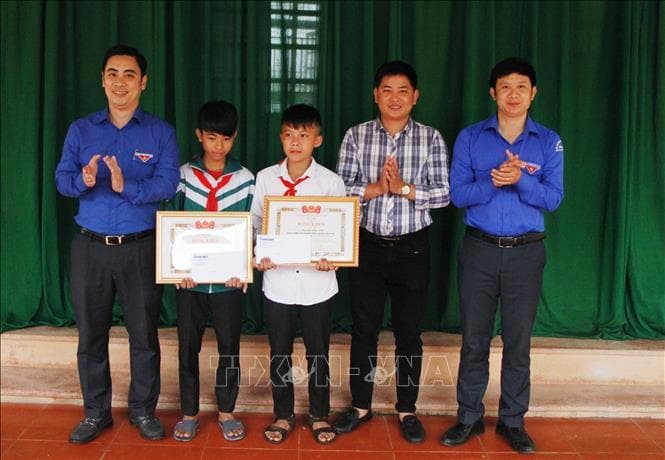 Khen thưởng hai học sinh dũng cảm cứu người