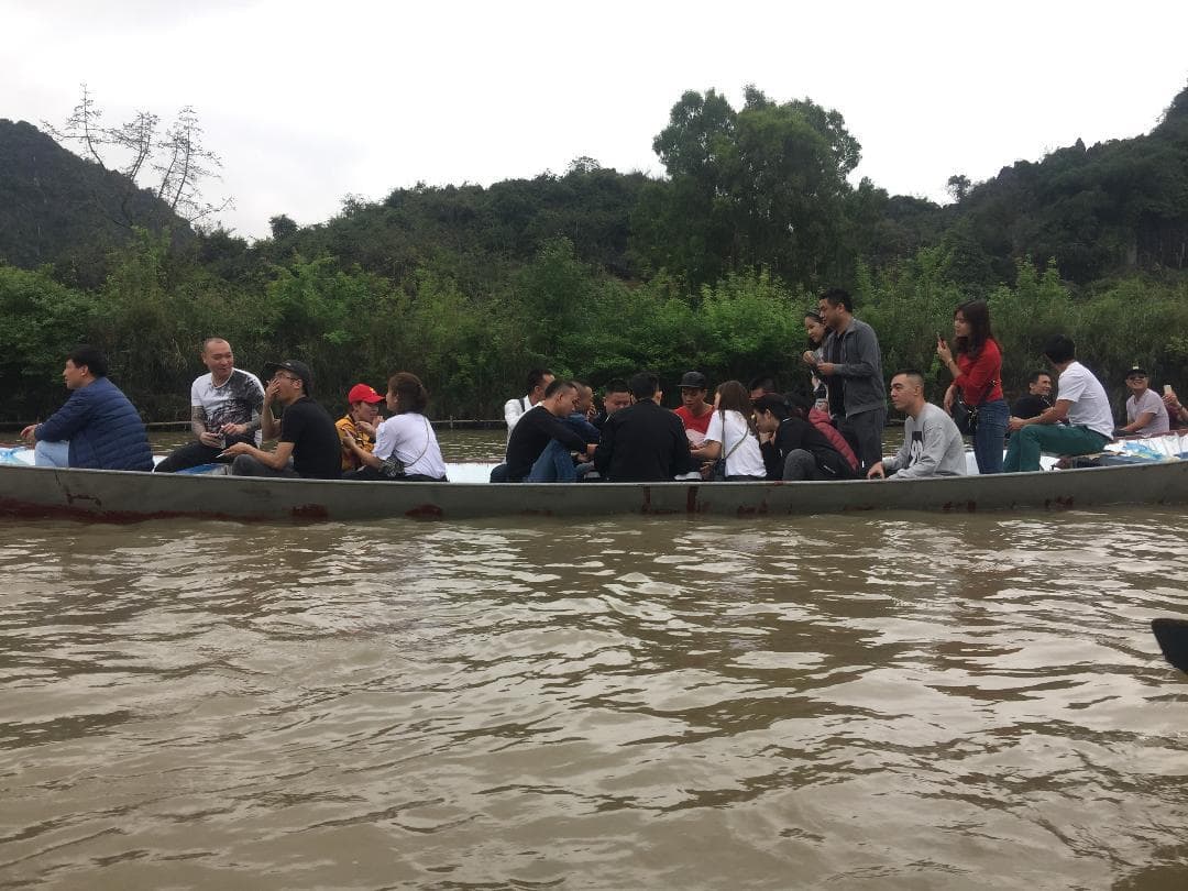 Nhiều người không tuân thủ an toàn đường thủy trên suối Yến