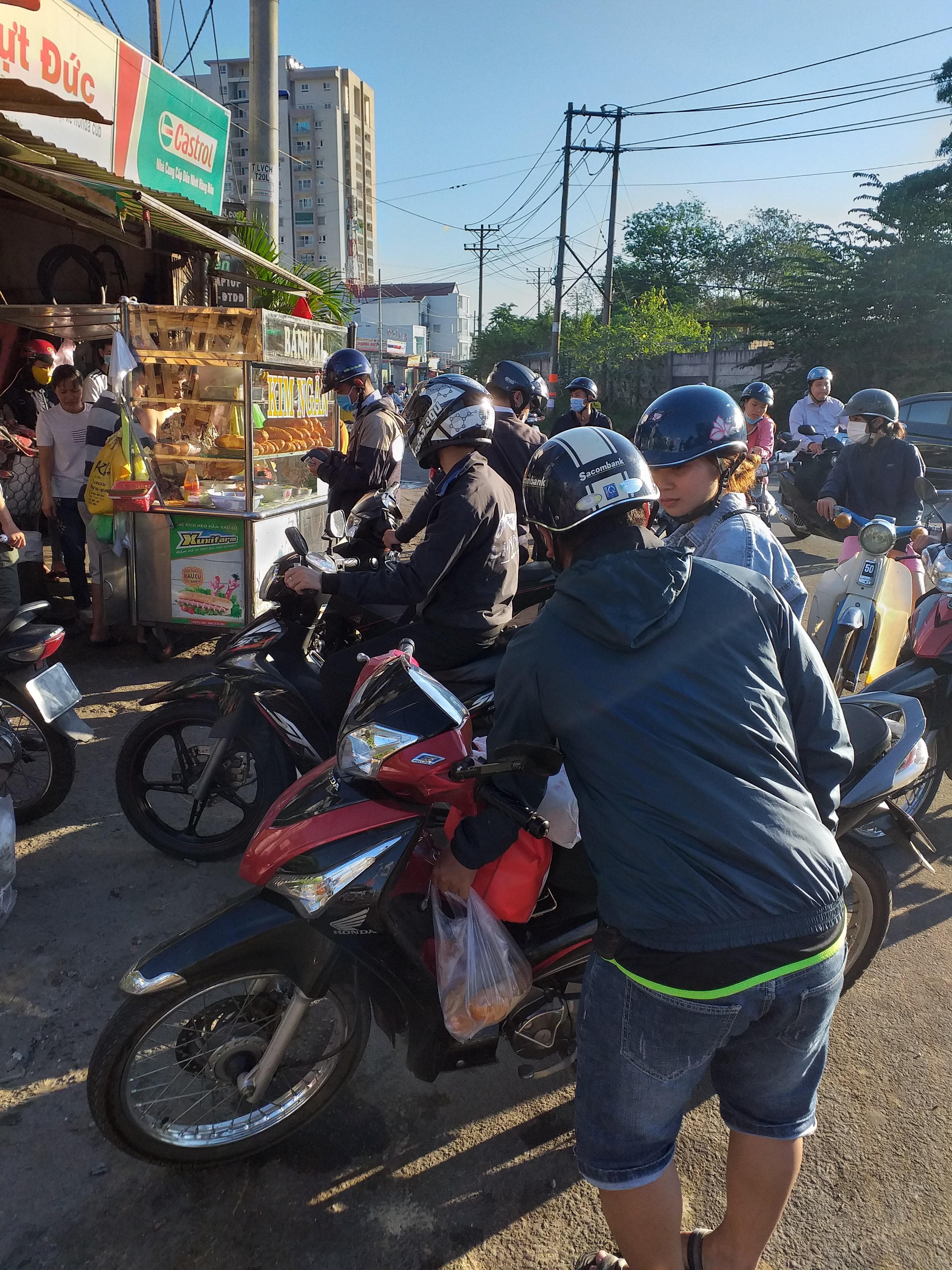 Chiếm vỉa hè, chiếm luôn cả lòng đường!
