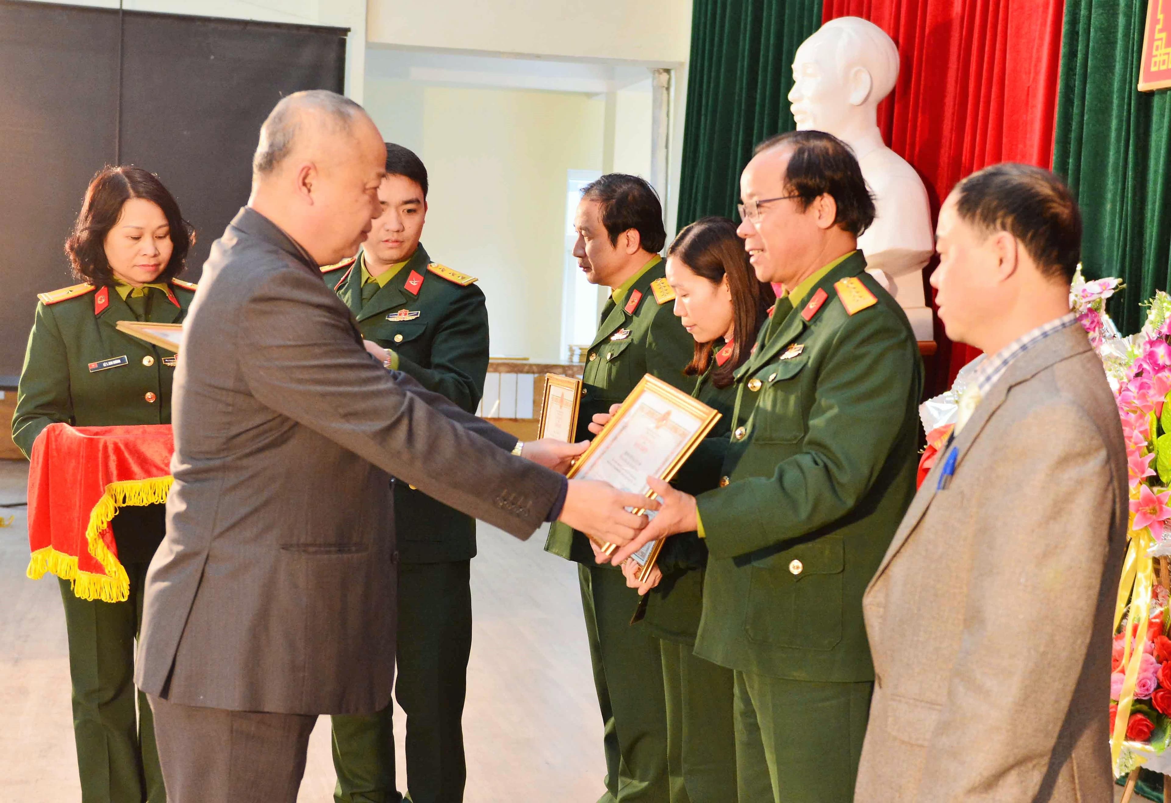 Gắn bó với địa phương, chuyển giao nhiều kỹ thuật y học mới
