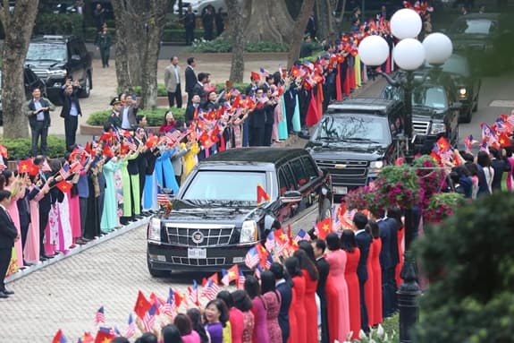 “Quái thú” dạo phố Hà Nội