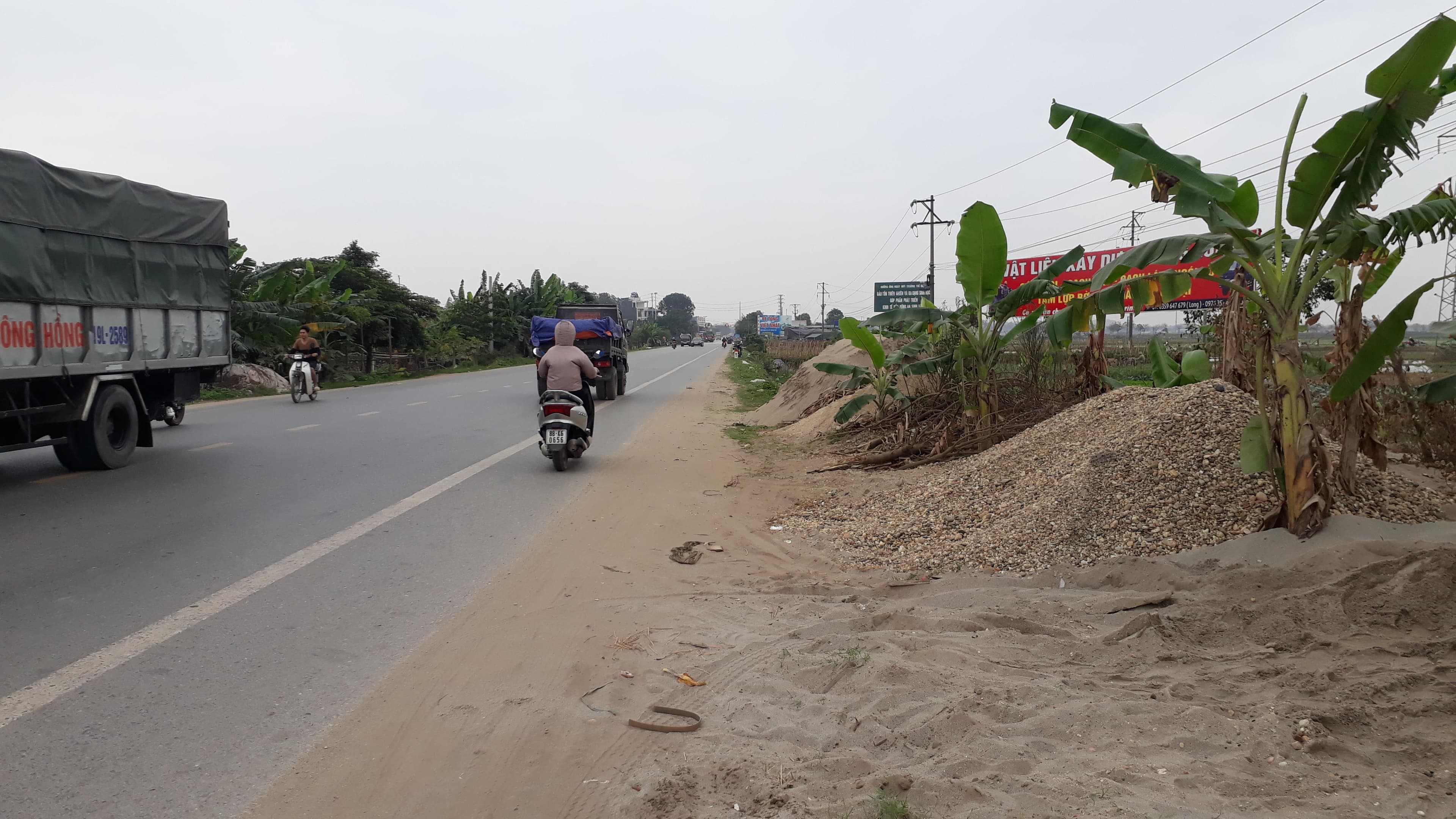 Sớm dẹp bãi cát, sỏi tự phát trên Quốc lộ 2