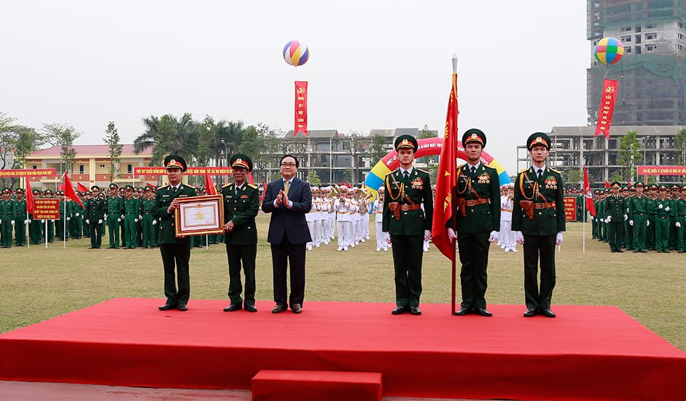 Sư đoàn Bộ binh 301 đón nhận Huân chương Quân công hạng Ba
