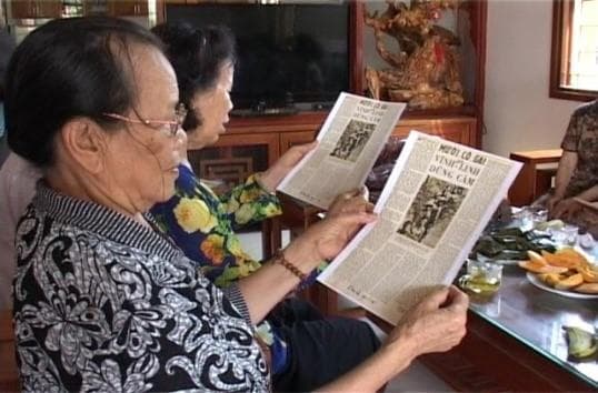 Những du kích nữ được tặng Huy hiệu Bác Hồ