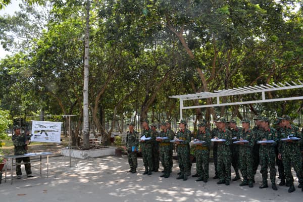 Gần gũi, sẻ chia với chiến sĩ mới