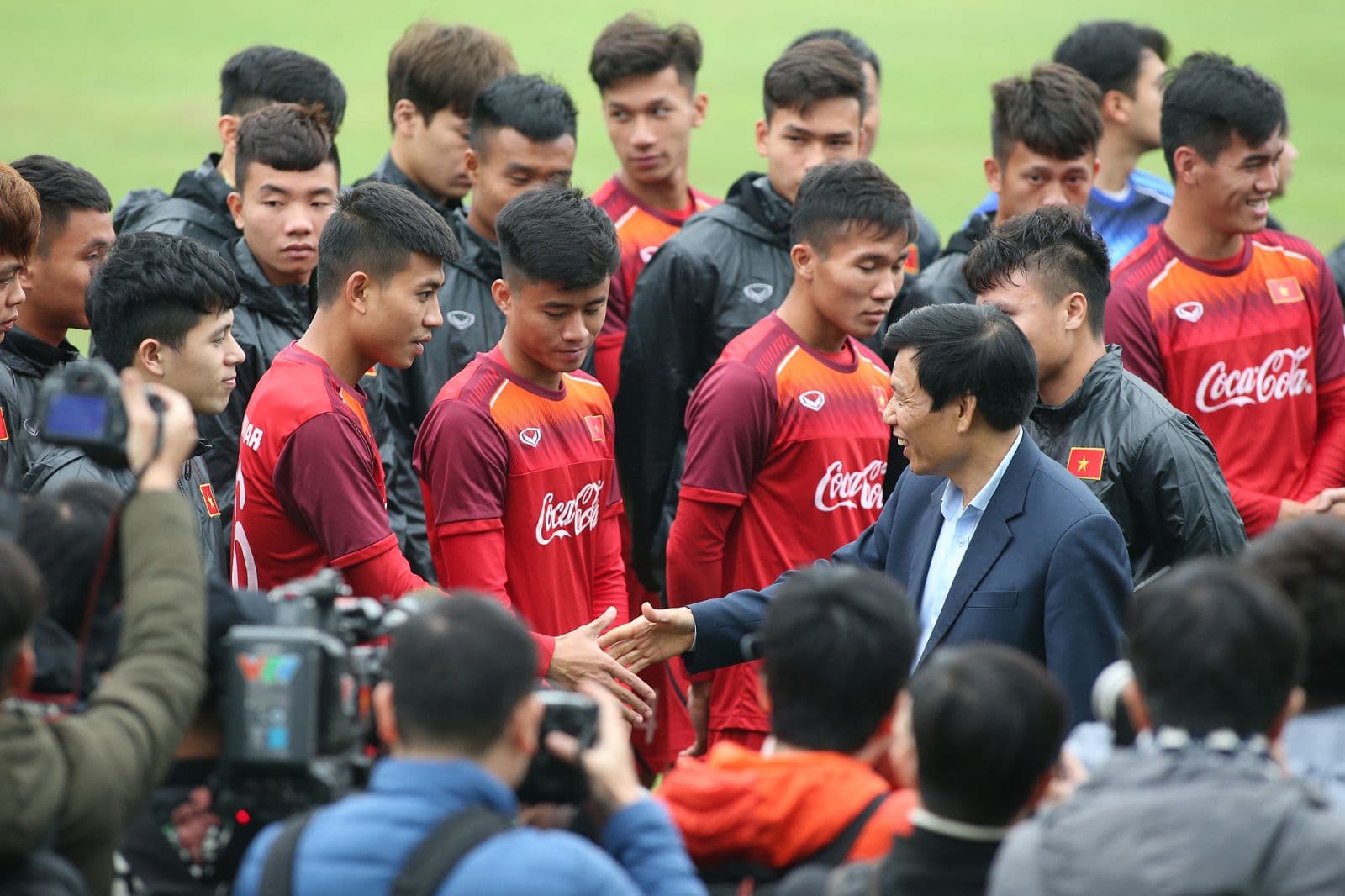Bộ trưởng Nguyễn Ngọc Thiện thăm và động viên ĐT U23 Việt Nam
