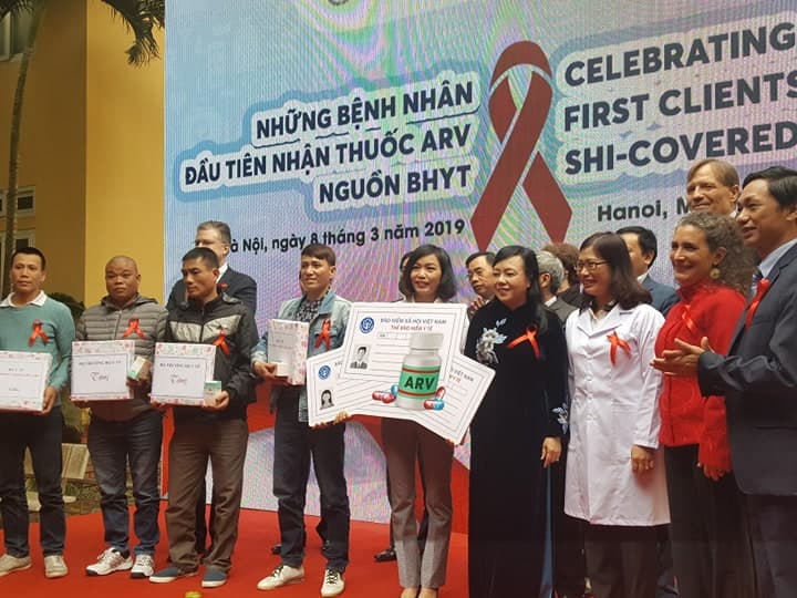 Những bệnh nhân đầu tiên nhận thuốc ARV từ nguồn quỹ bảo hiểm y tế