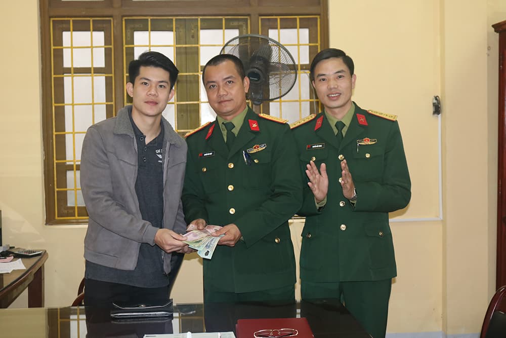 Quân nhân nhặt được của rơi trả người đánh mất