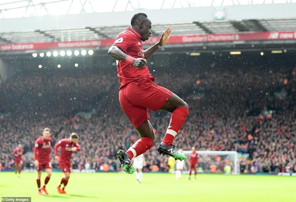 Thắng Burnley, Liverpool vẫn kém Man City 1 điểm