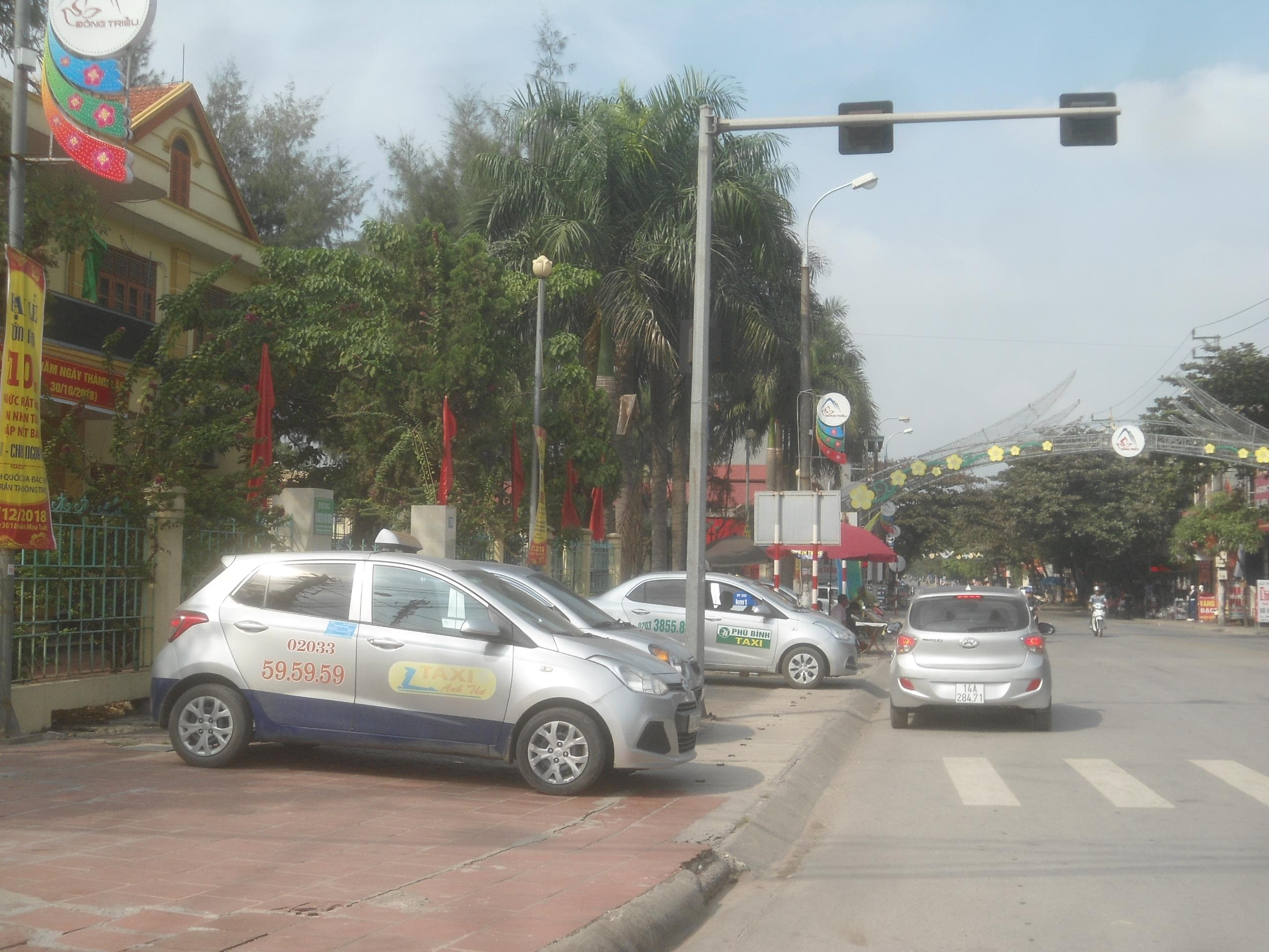 Sớm bố trí điểm dừng đỗ cho xe taxi