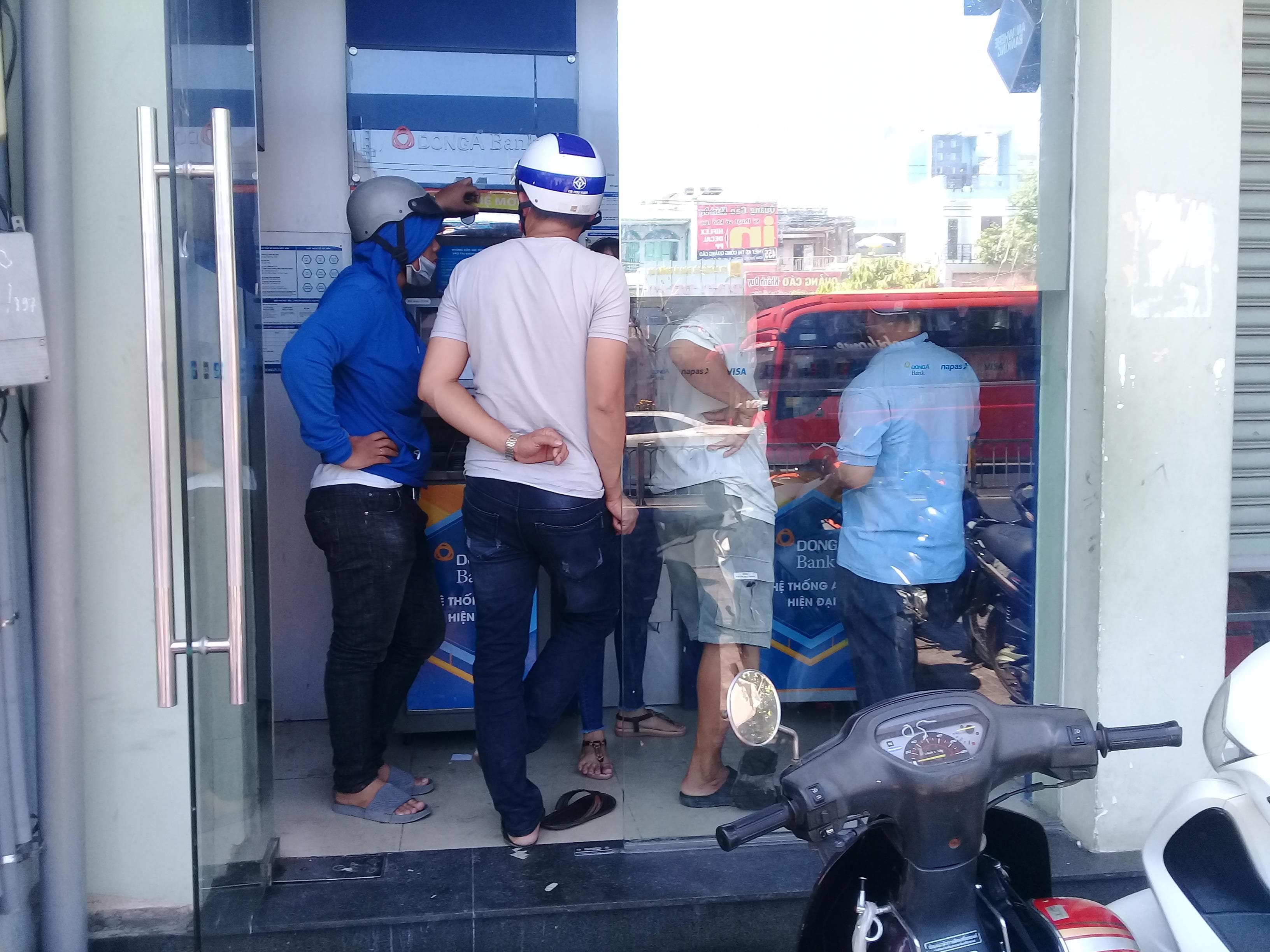 Đi rút tiền cũng cần có văn hóa