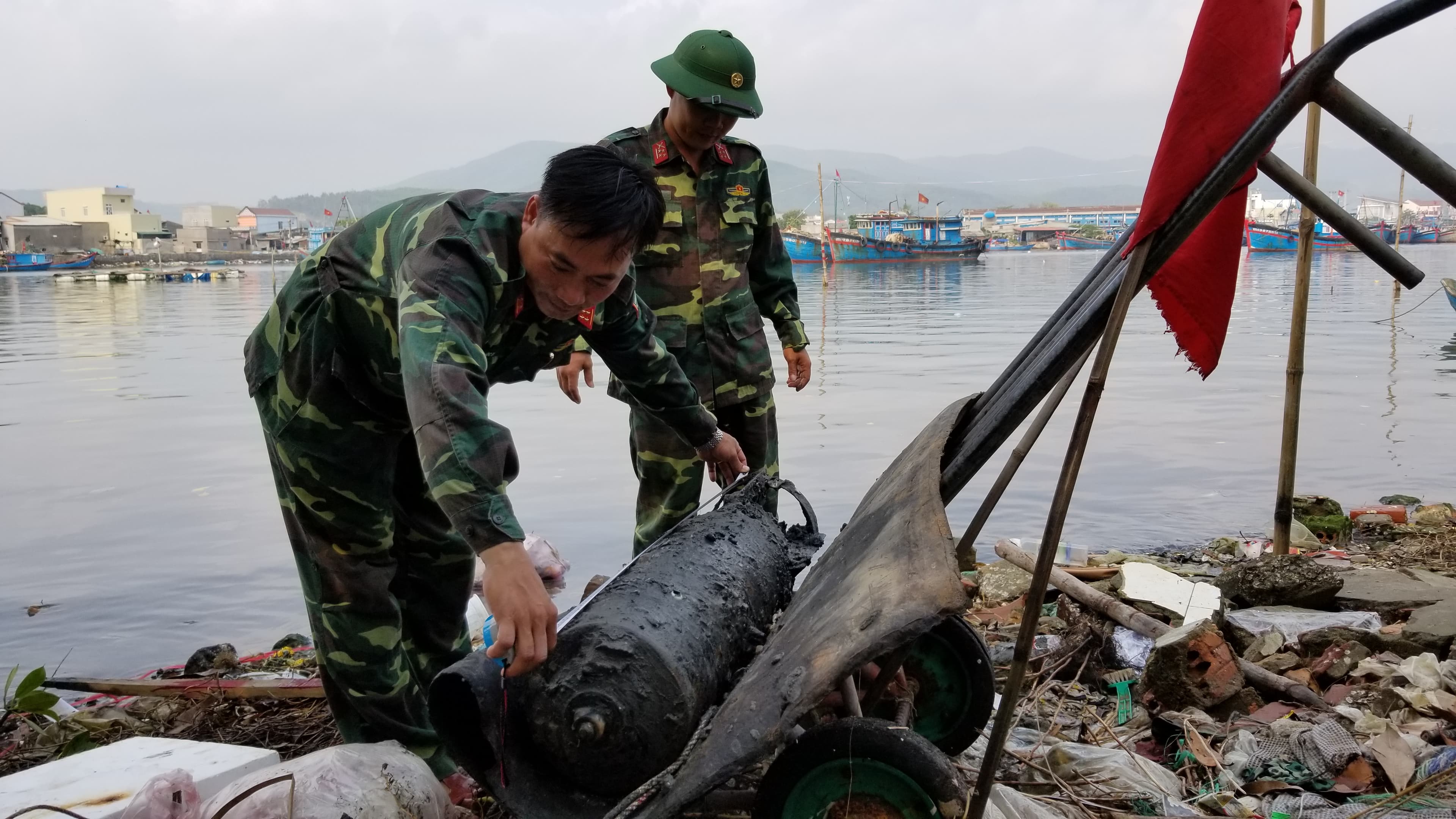 Quảng Ngãi: Xử lý an toàn ngư lôi nặng gần 100kg