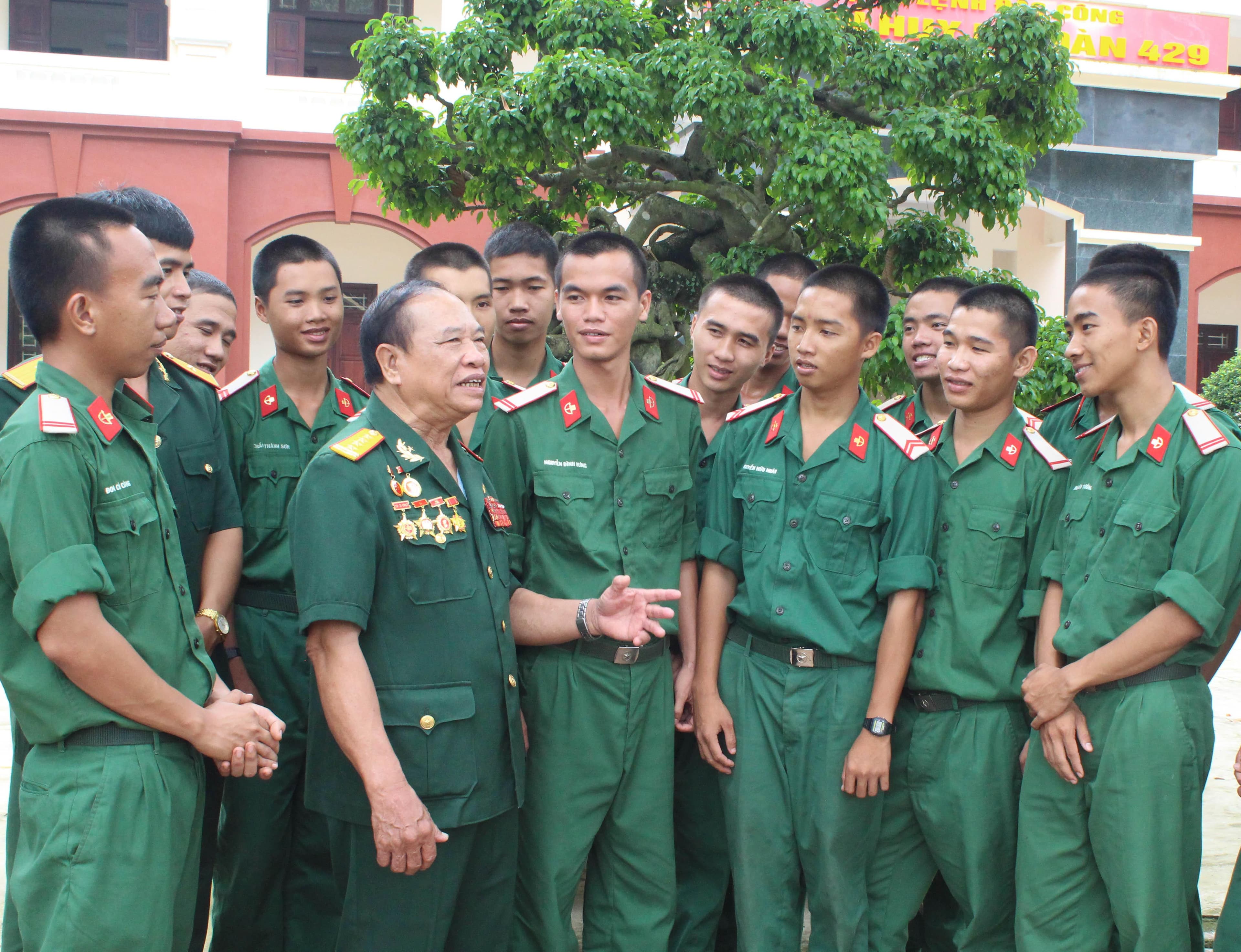 "Tiếp lửa" truyền thống cho chiến sĩ trẻ