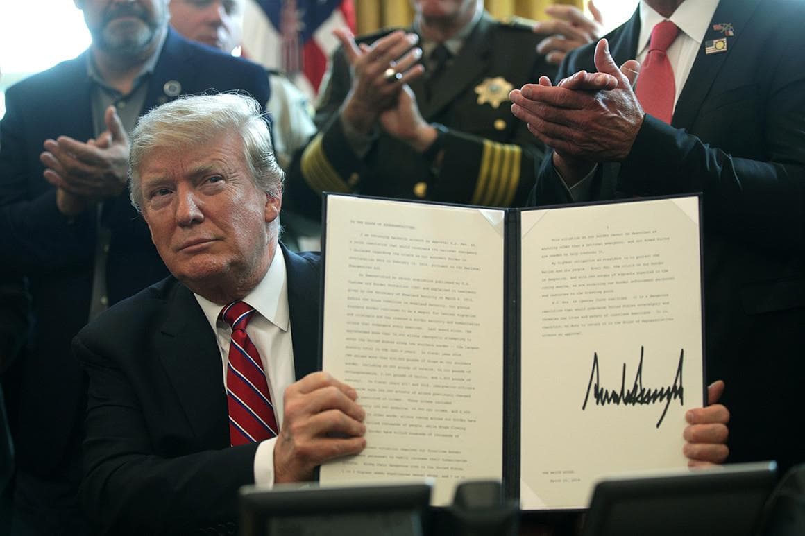 Tổng thống Mỹ Donald Trump lần đầu tiên dùng quyền phủ quyết