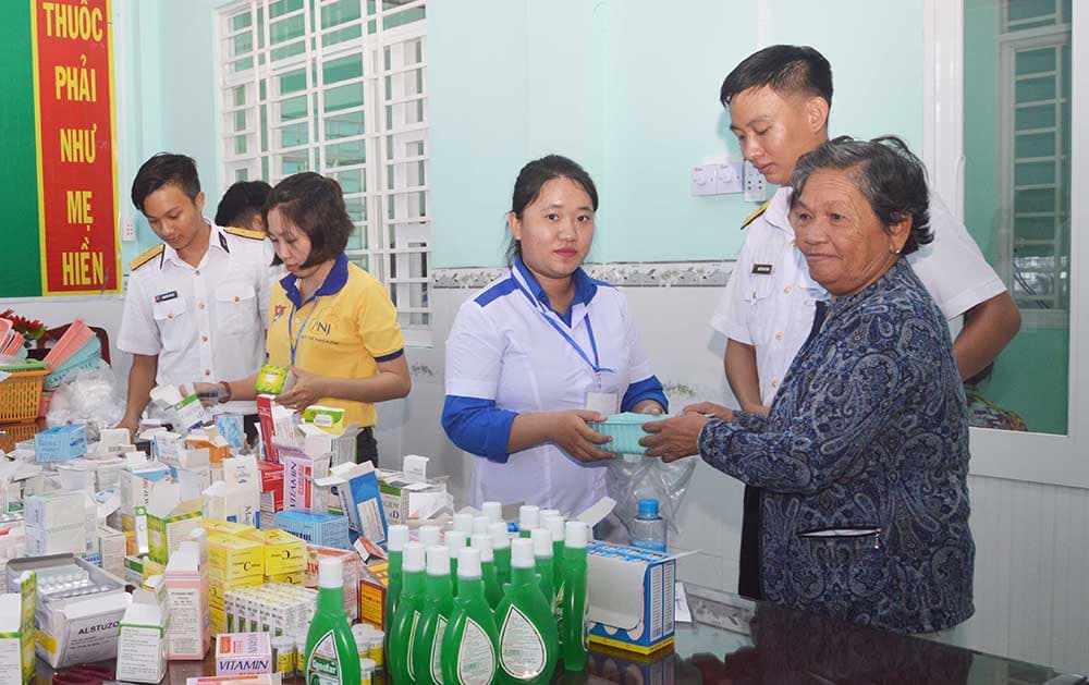 Khám sàng lọc, chữa bệnh, giáo dục sức khỏe cộng đồng