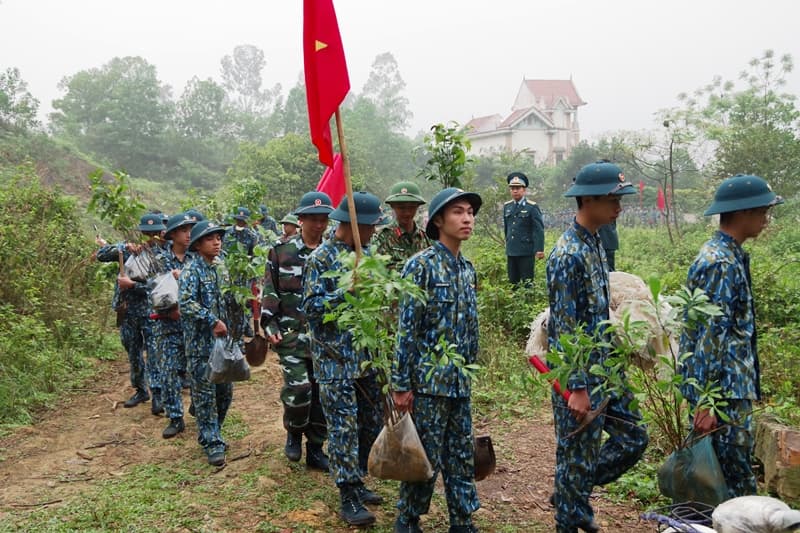 Gần 600 cán bộ, chiến sĩ tham gia trồng cây bảo vệ rừng