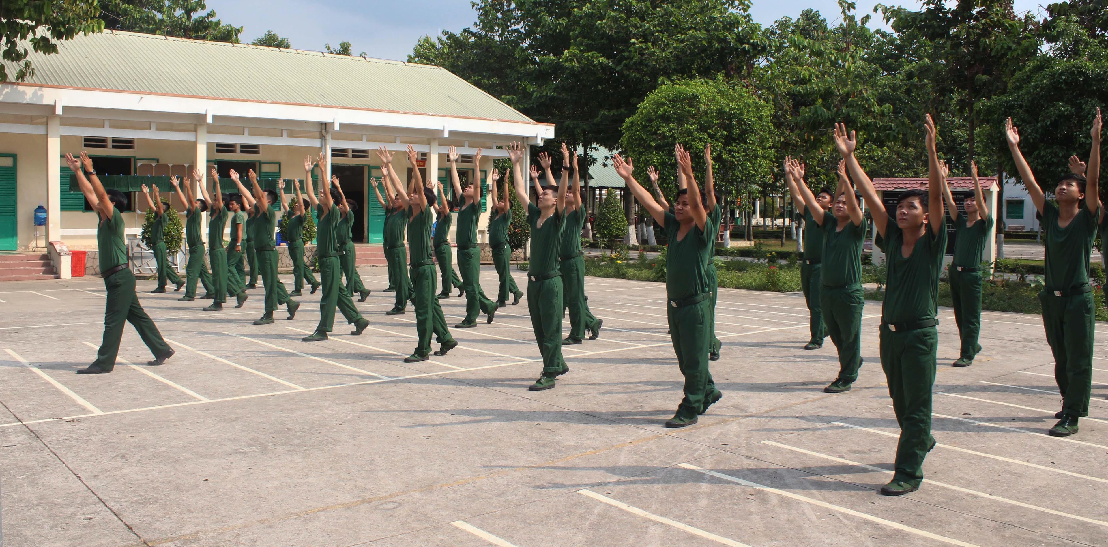 Cán bộ nêu gương trước chiến sĩ mới