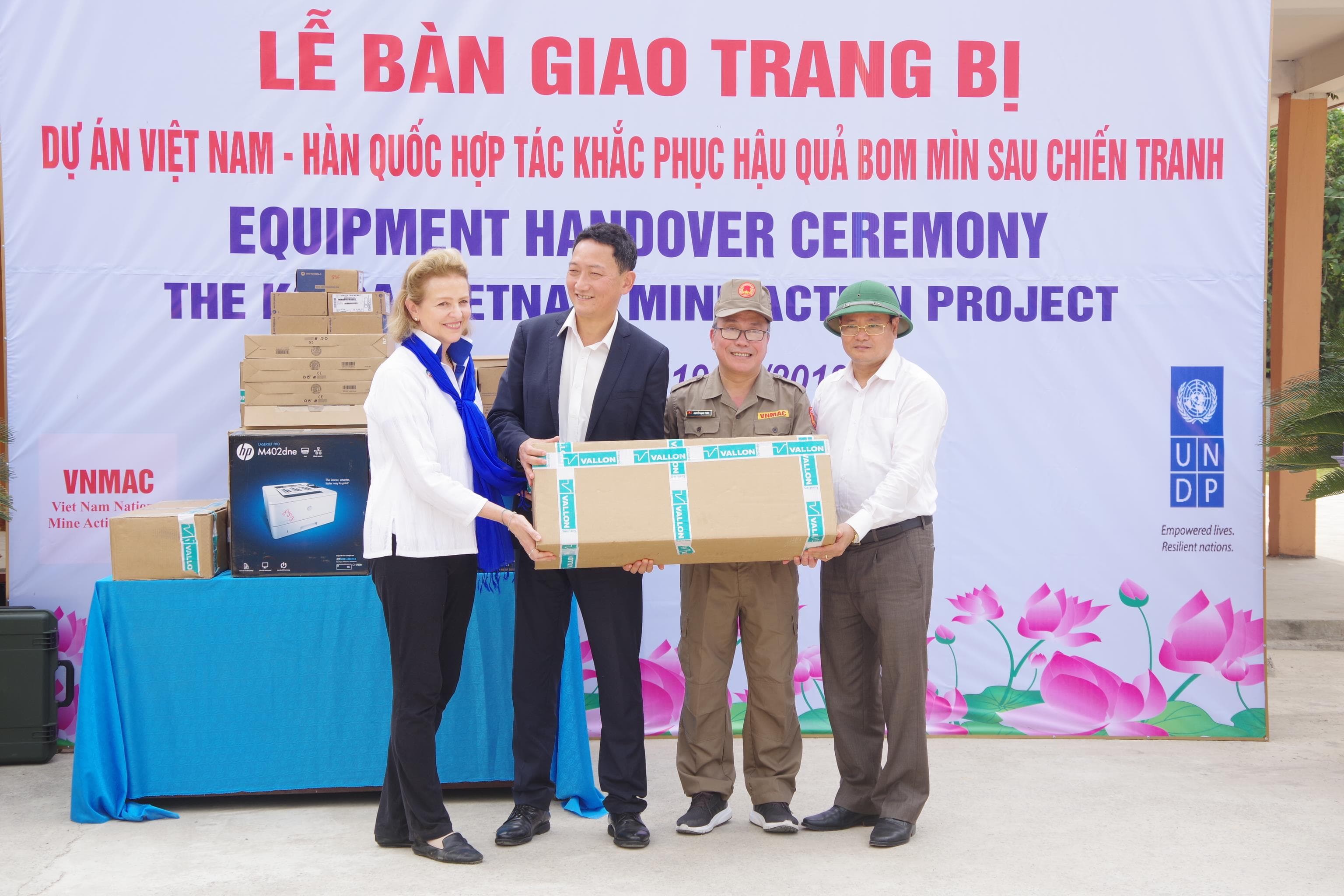 Tiếp nhận thiết bị rà phá bom mìn do Hàn Quốc tài trợ