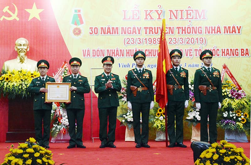 Nhà máy Z195 đón nhận Huân chương Bảo vệ Tổ quốc hạng Ba