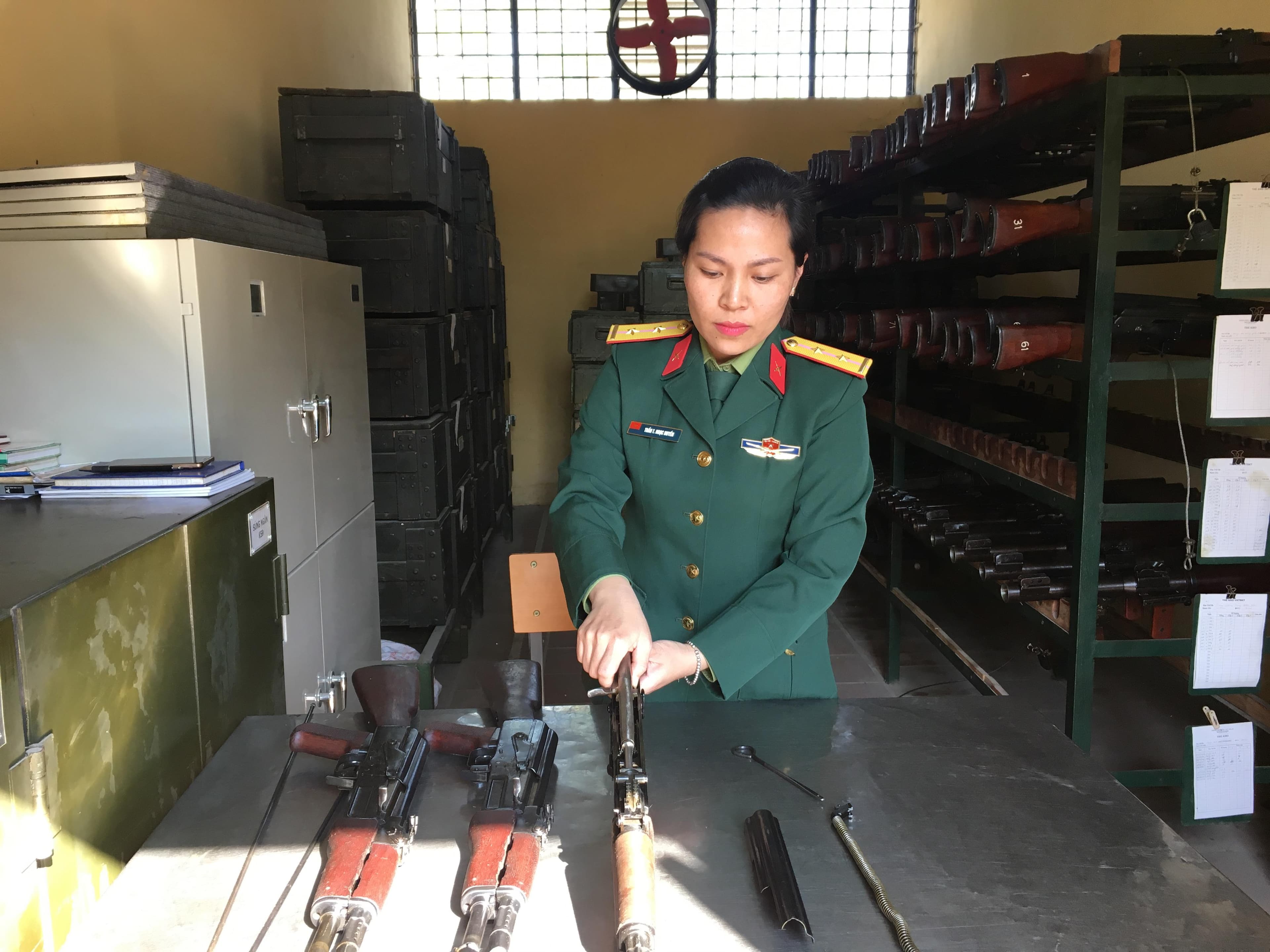Nữ thủ kho chuyên cần