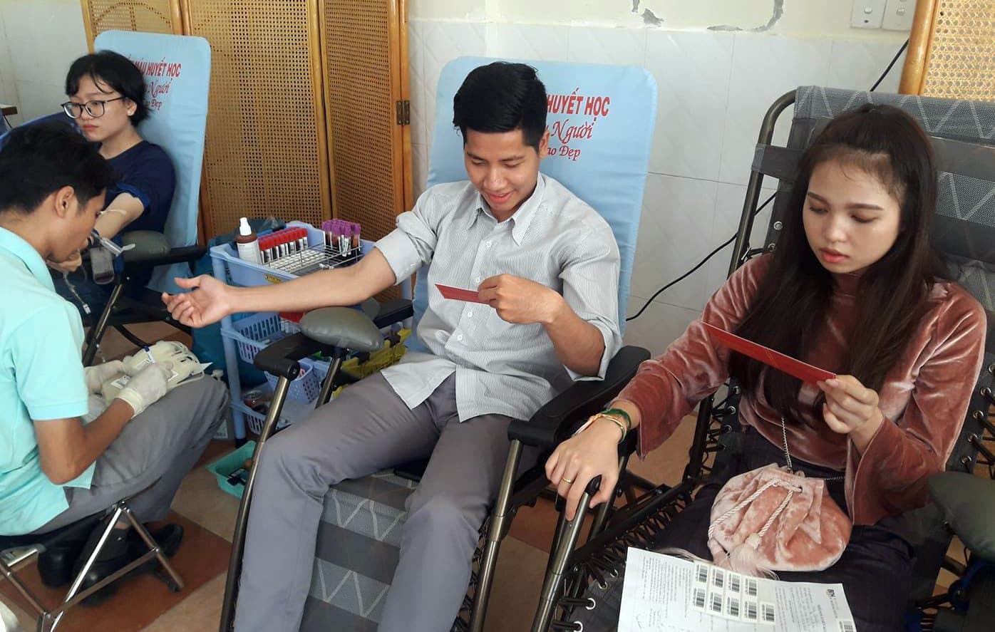 Đông đảo sinh viên Việt Nam, Lào tham gia hiến máu tình nguyện