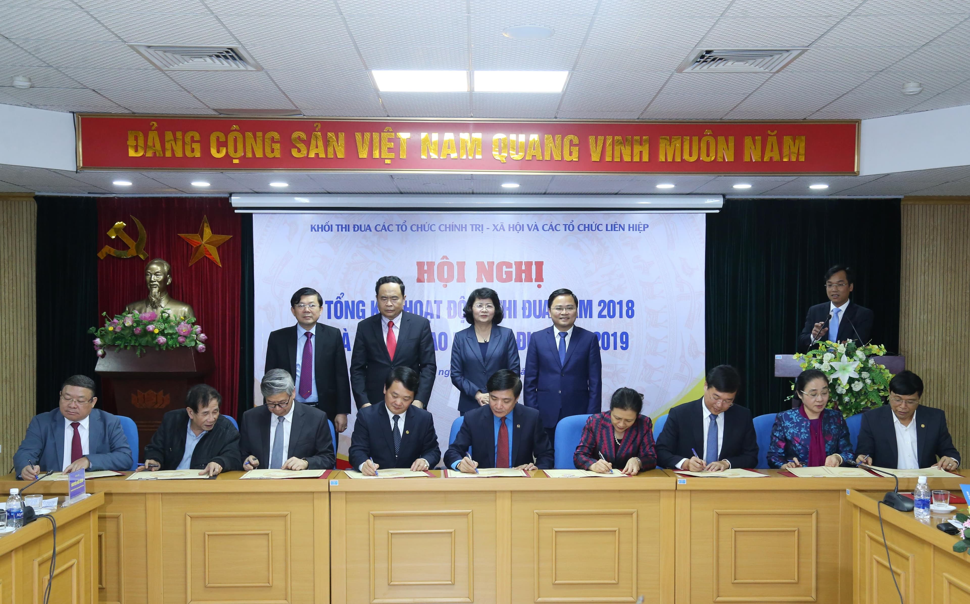 Đẩy mạnh phong trào thi đua thực hiện thắng lợi các nhiệm vụ