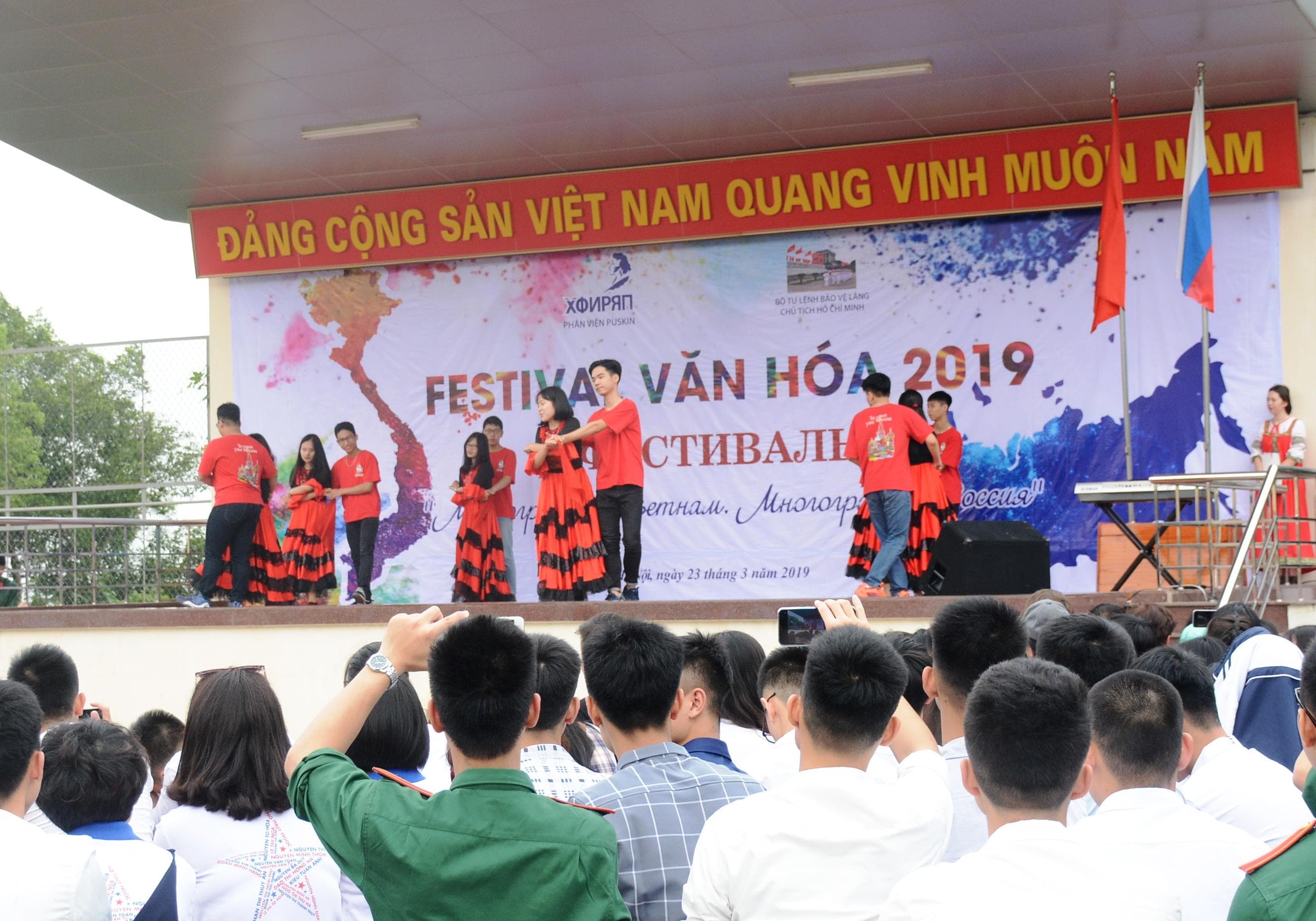 Giữa vòng tay bè bạn Việt - Nga