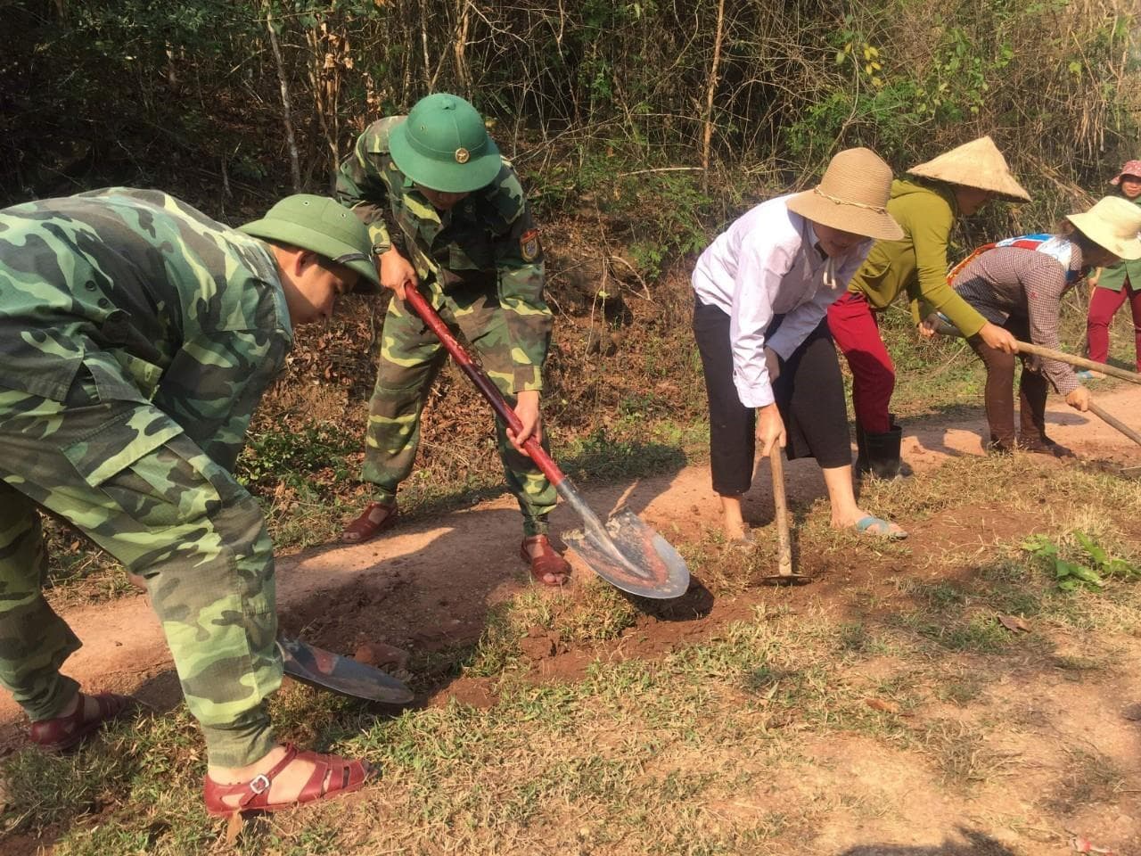 Giúp dân làm đường giao thông