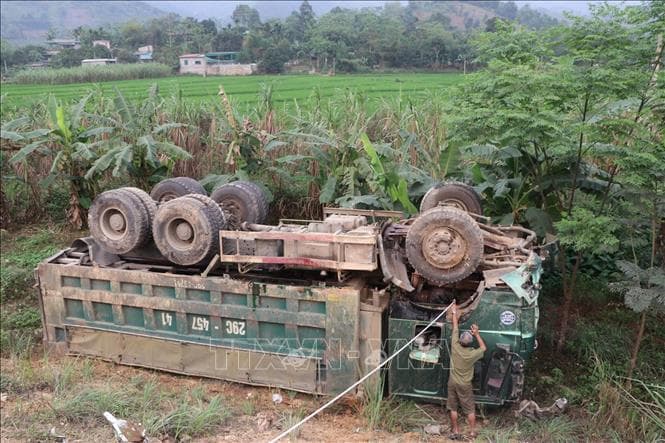 Hòa Bình: Xe ô tô 4 chỗ va chạm với xe ô tô tải làm 1 người chết, 2 người bị thương