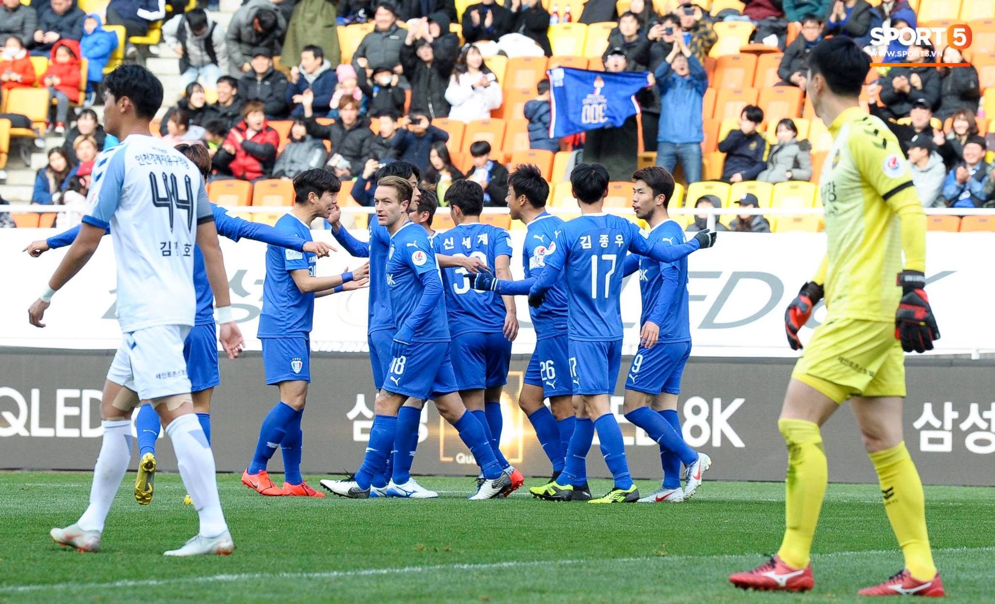 Dù Incheon United thất trận, Công Phượng vẫn được cổ động viên khen ngợi