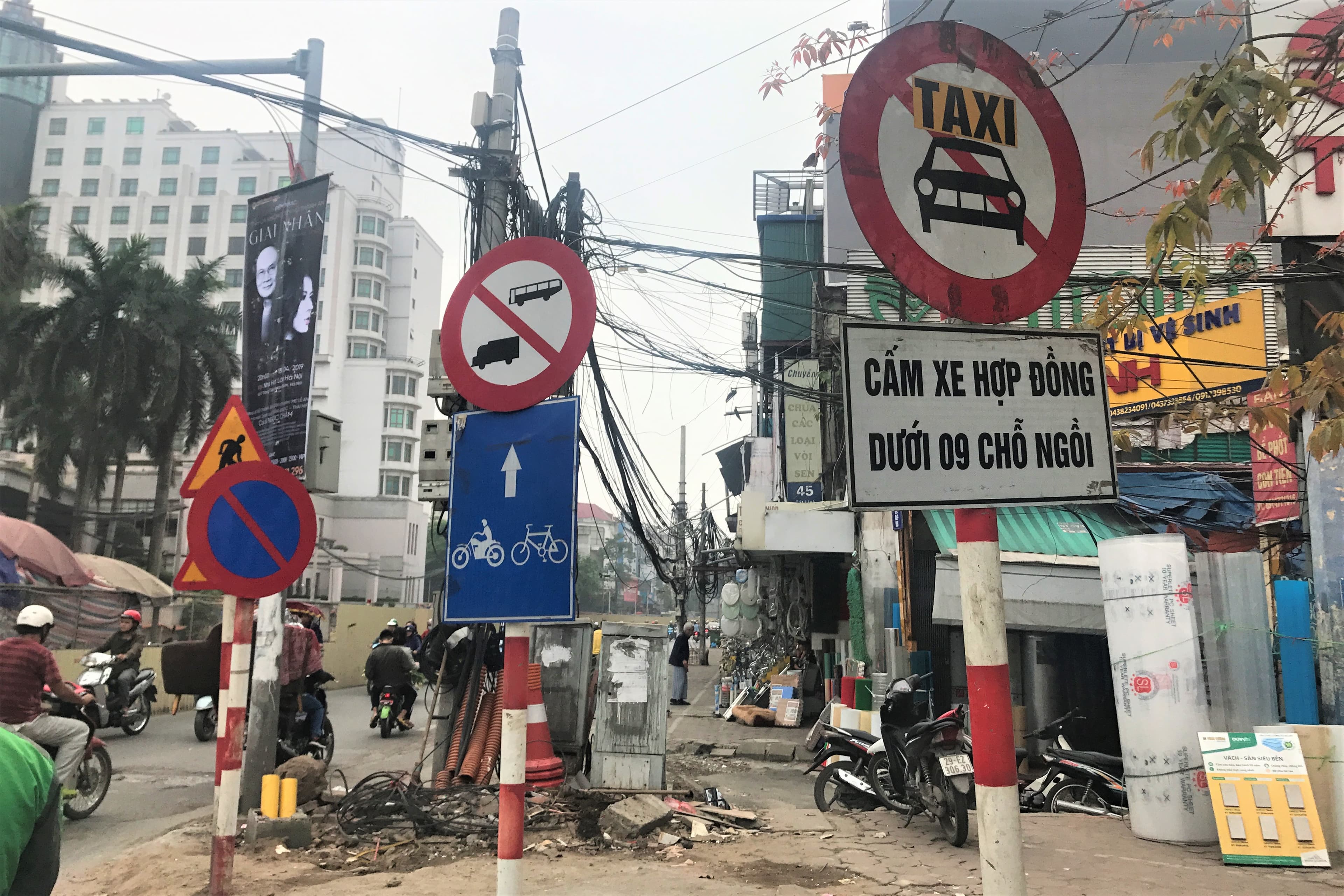 Giao thông trên phố Cát Linh, Hà Nội: Mạnh ai nấy đi