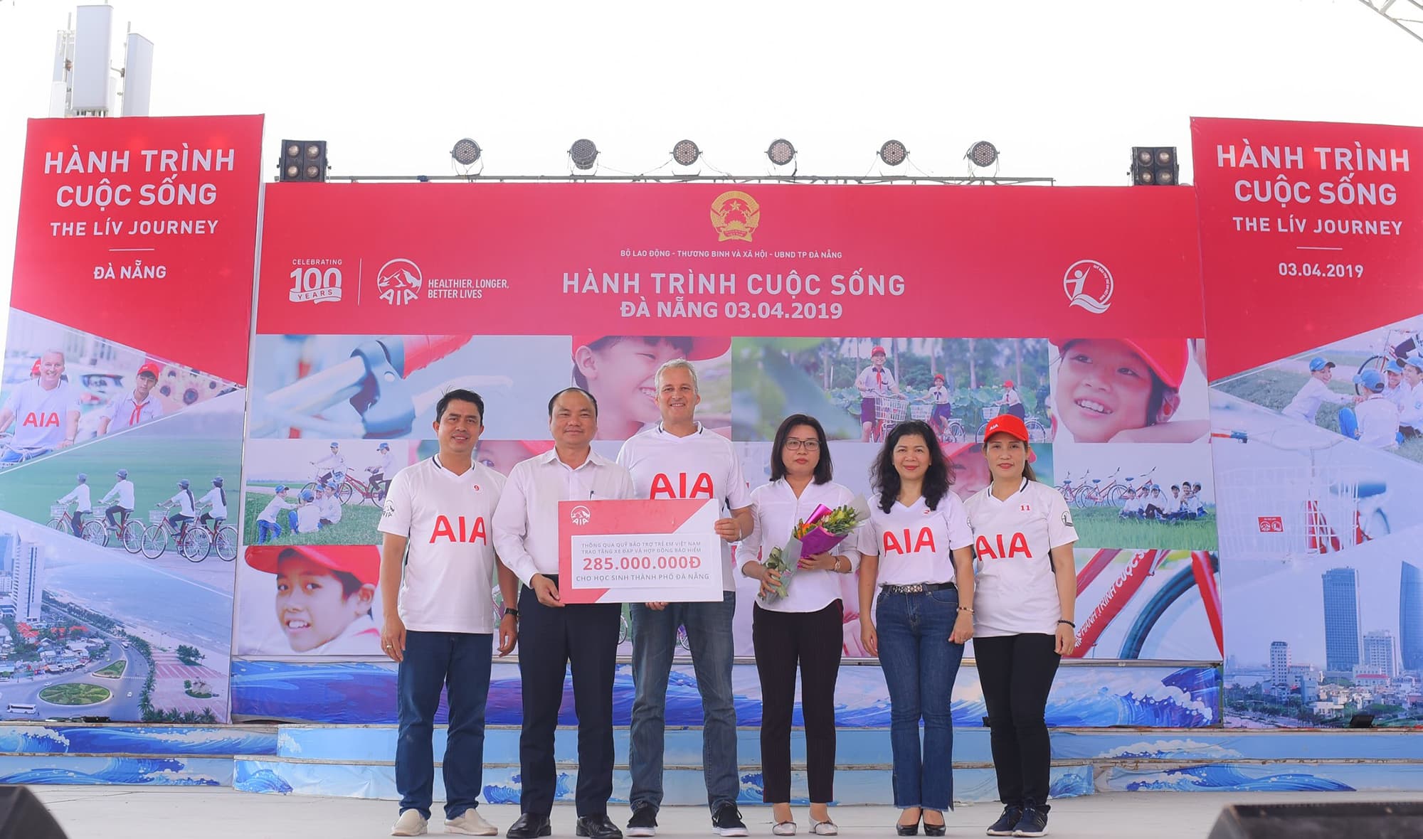 Trao tặng xe đạp, hợp đồng bảo hiểm tới trẻ em khó khăn thành phố Đà Nẵng