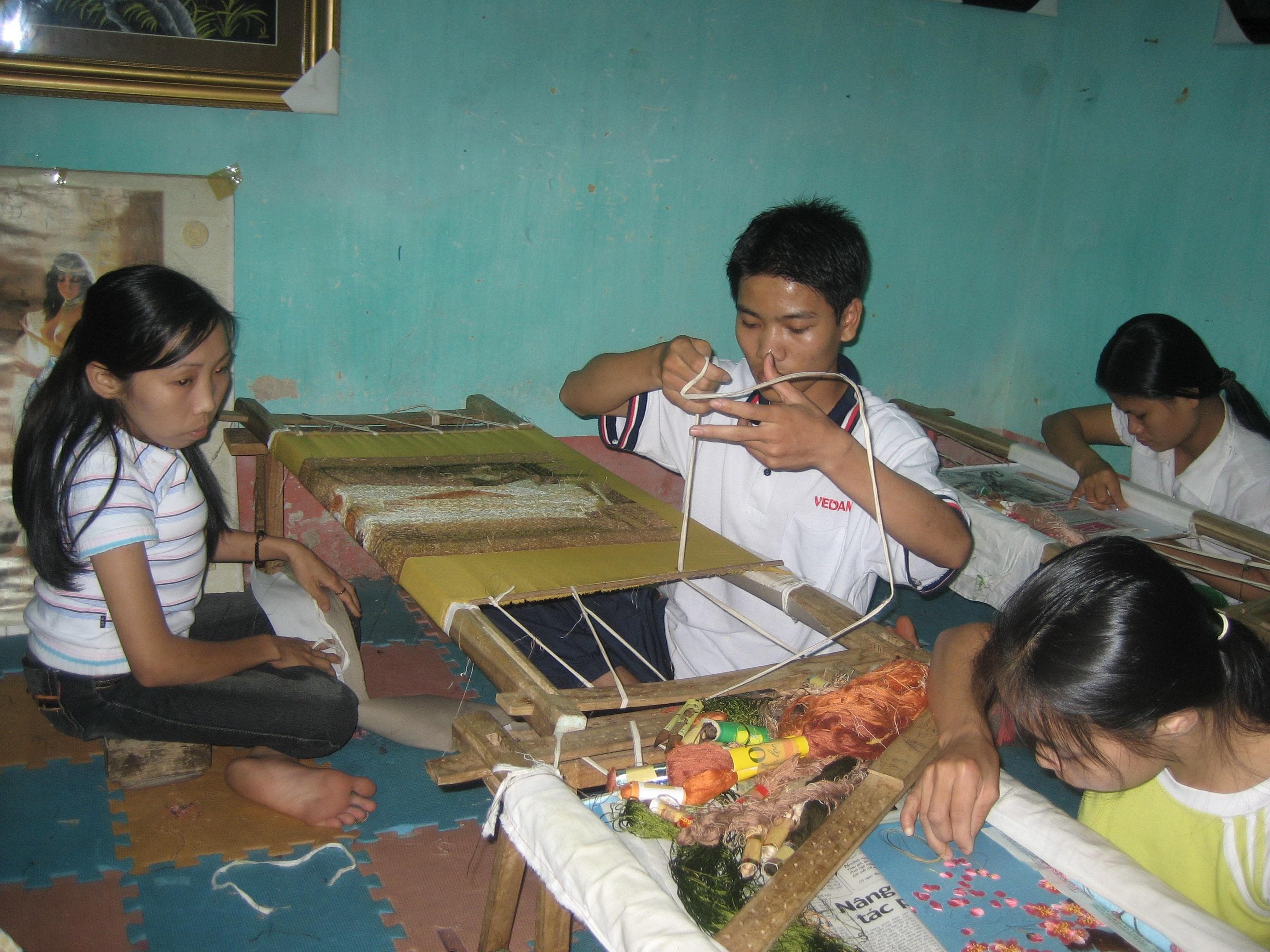 Nạn nhân bom, mìn được hỗ trợ tích cực