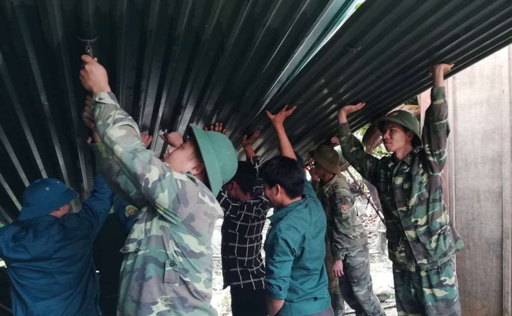 Đồn Biên phòng Nậm Càn giúp dân khắc phục mưa đá, lốc xoáy