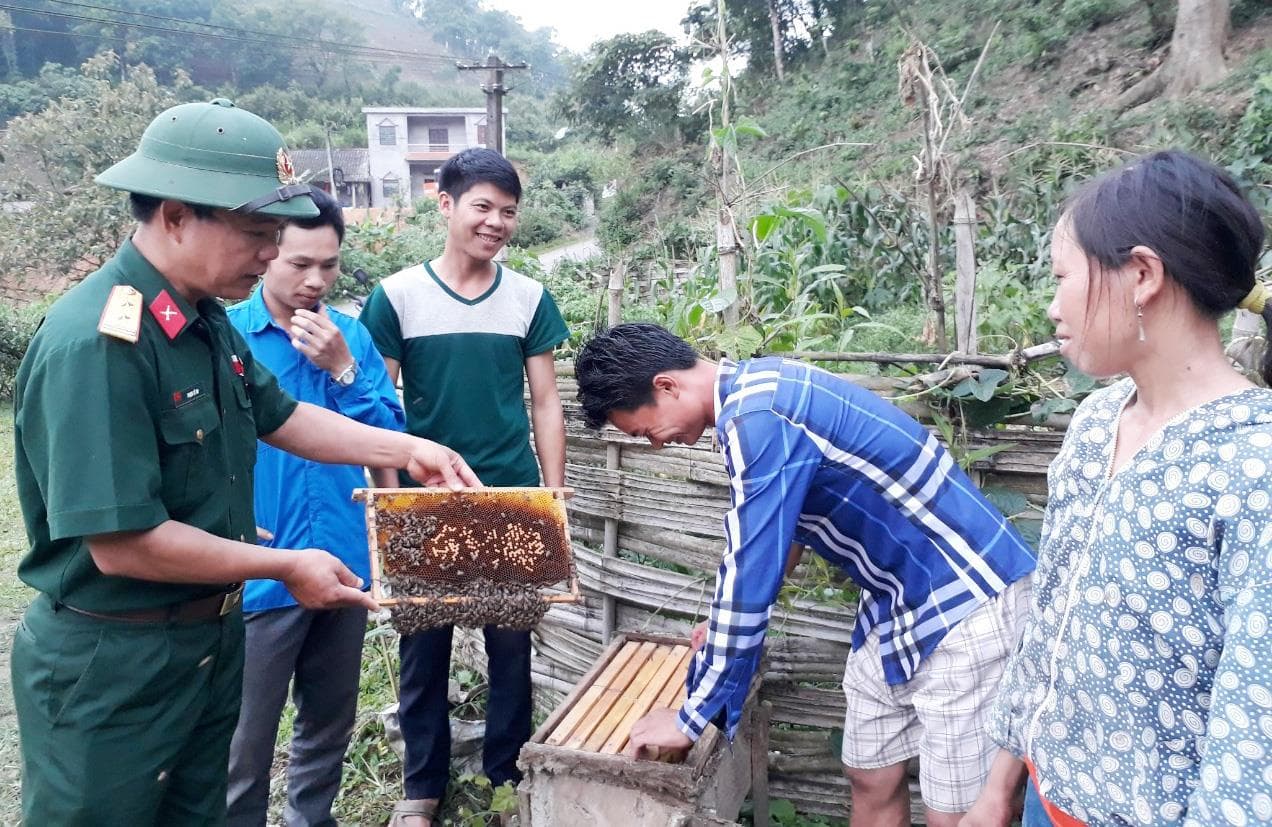 Người “truyền lửa” trên đỉnh A Mú Sung