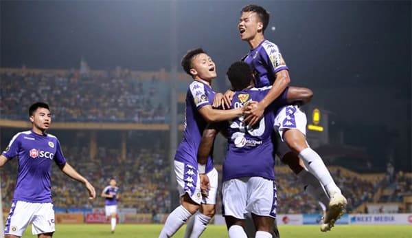 Hà Nội FC thắng đậm SLNA để vươn lên dẫn đầu bảng xếp hạng