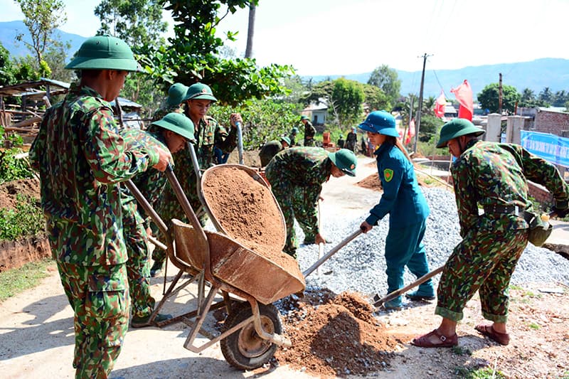 Huy động hơn 200 cán bộ, chiến sĩ làm đường giúp dân