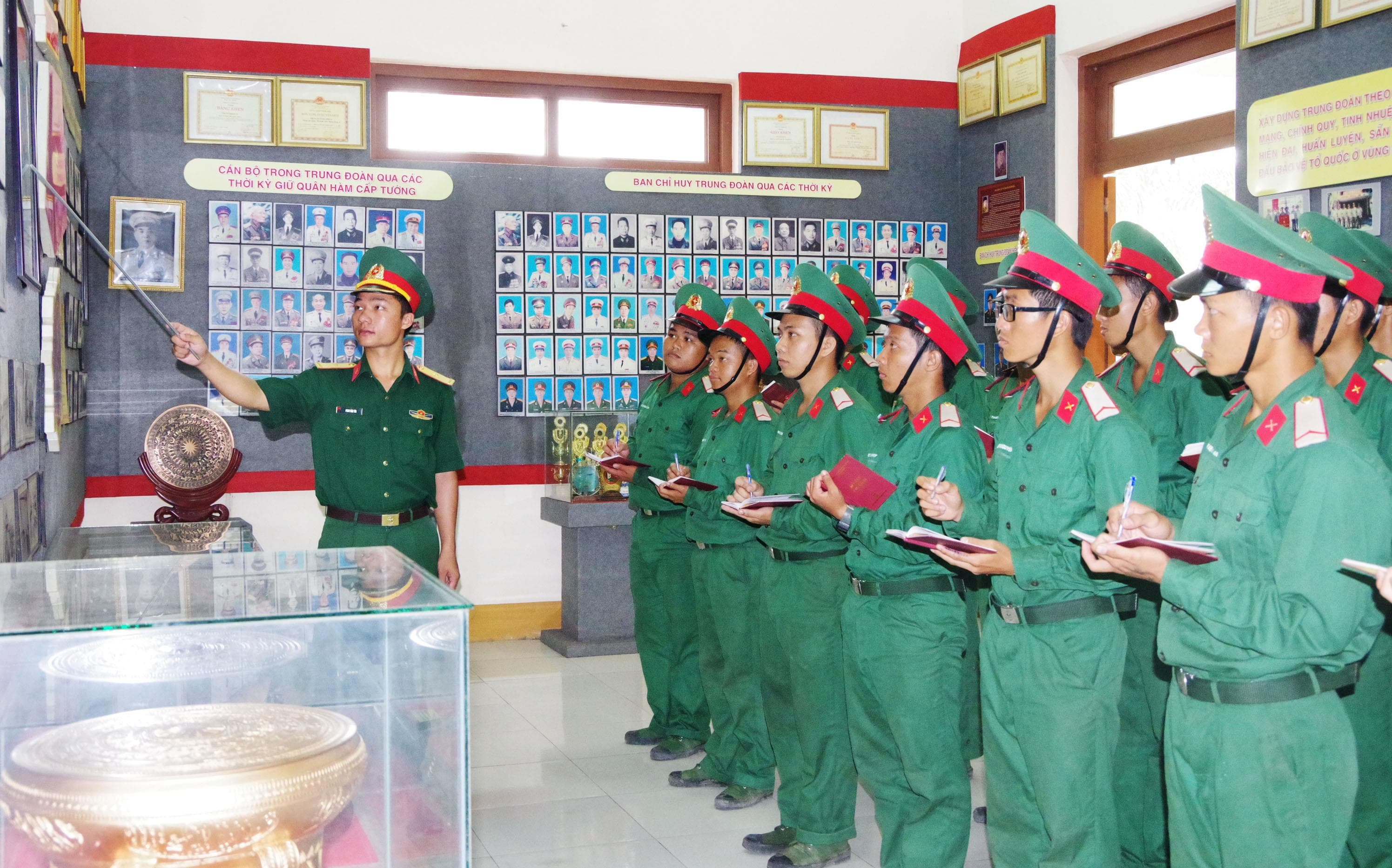 Sáng tạo và đa dạng hóa hình thức giáo dục bộ đội