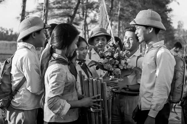 Triển lãm hơn 100 tác phẩm “Hậu phương thời chiến giữa thế kỷ XX”