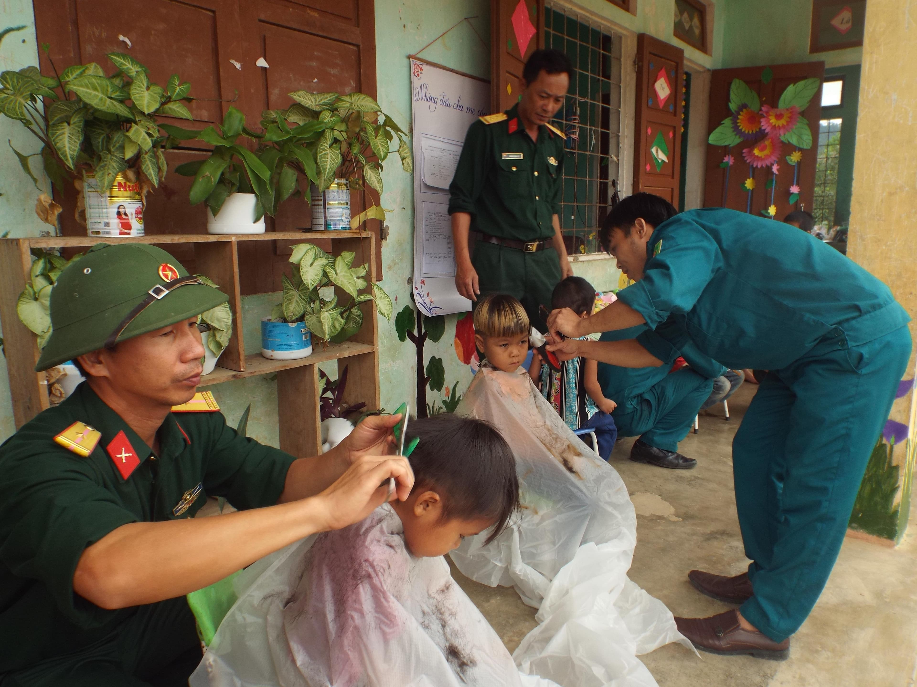 Cảm ơn bộ đội Ban CHQS huyện Tuyên Hóa