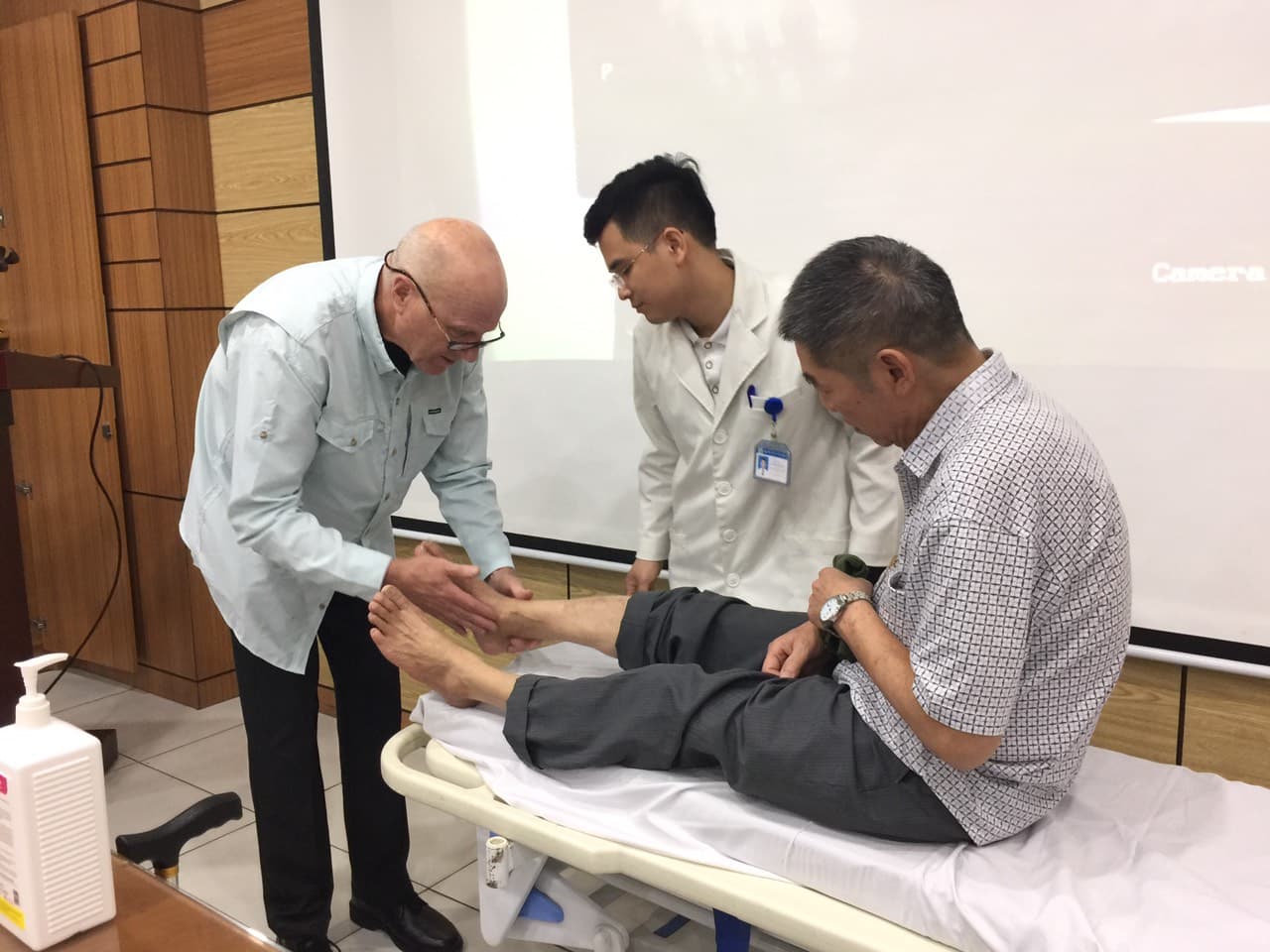 Bệnh viện Bạch Mai khám sàng lọc miễn phí và phẫu thuật cho bệnh nhân bệnh lý cổ bàn chân