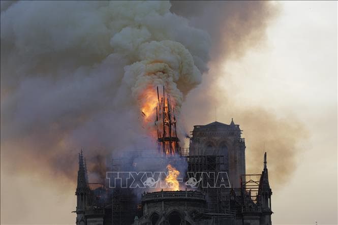 Cháy Nhà thờ Đức Bà Paris