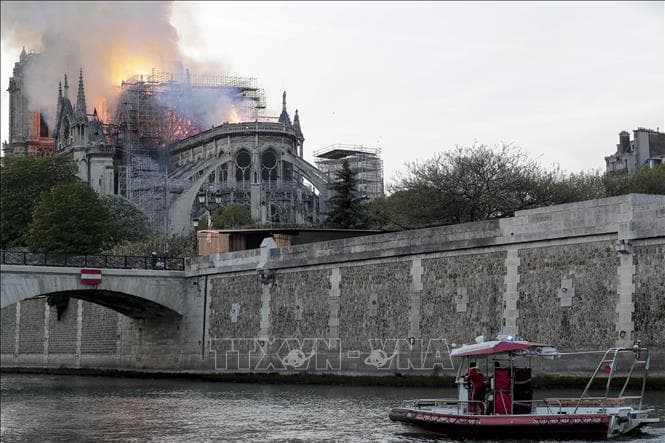 Vụ cháy Nhà thờ Đức Bà Paris: Bảo toàn được phần tháp chuông chính và tường nhà thờ